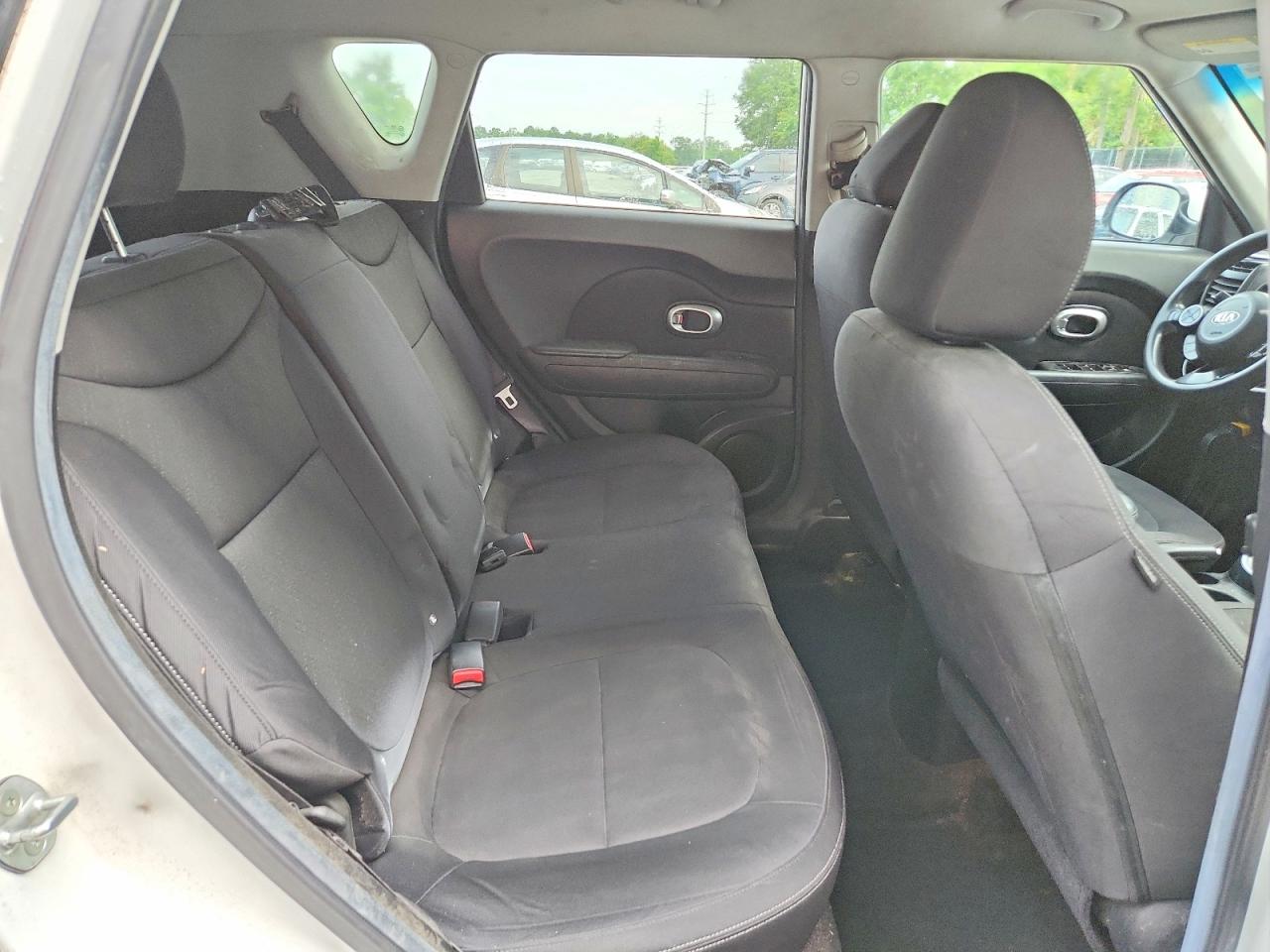 2015 Kia Soul Base White vin: KNDJN2A22F7146854