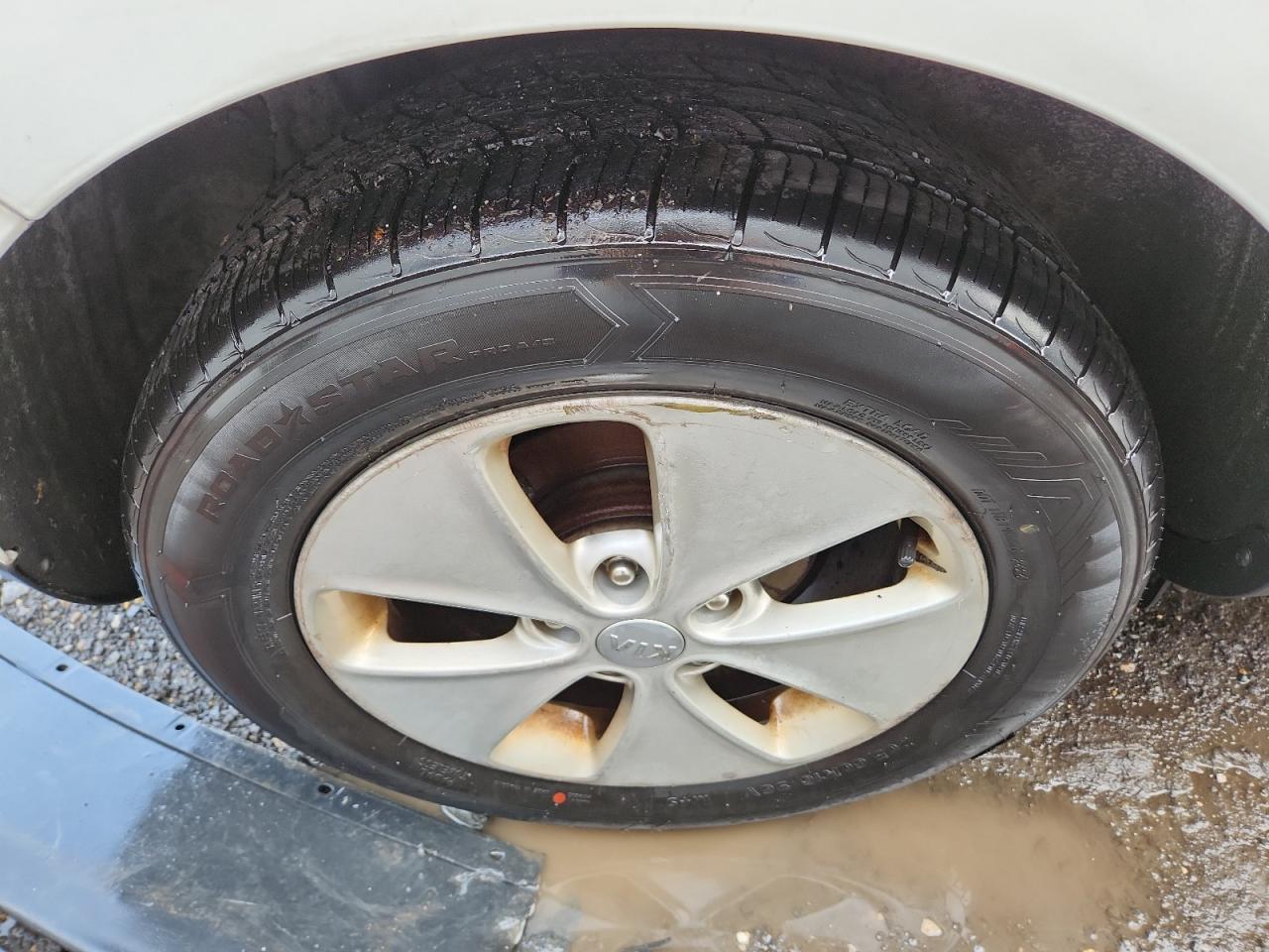 2015 Kia Soul Base White vin: KNDJN2A22F7146854 Damage: Right Rear Wheel, Curb Rash, > 12 Inches