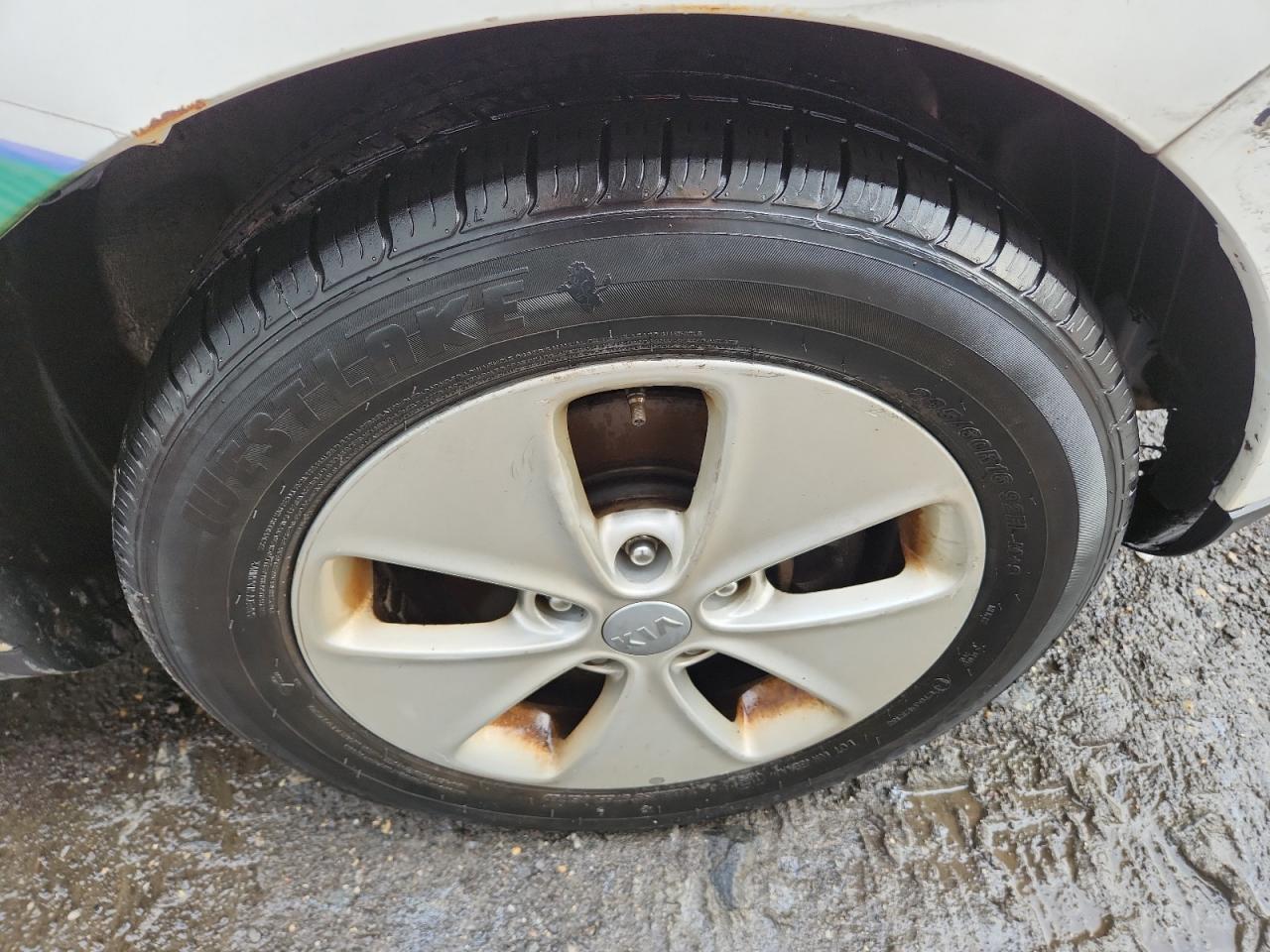 2015 Kia Soul Base White vin: KNDJN2A22F7146854 Damage: Right Front Wheel, Curb Rash, > 12 Inches