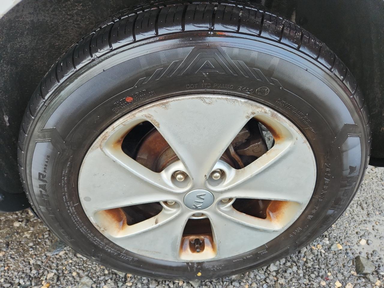 2015 Kia Soul Base White vin: KNDJN2A22F7146854 Damage: Left Rear Wheel, Curb Rash, > 12 Inches