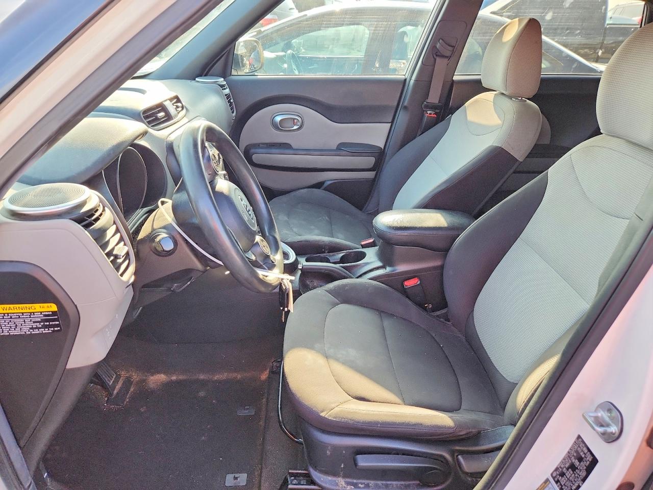 2015 Kia Soul Base Белый vin: KNDJN2A22F7173357