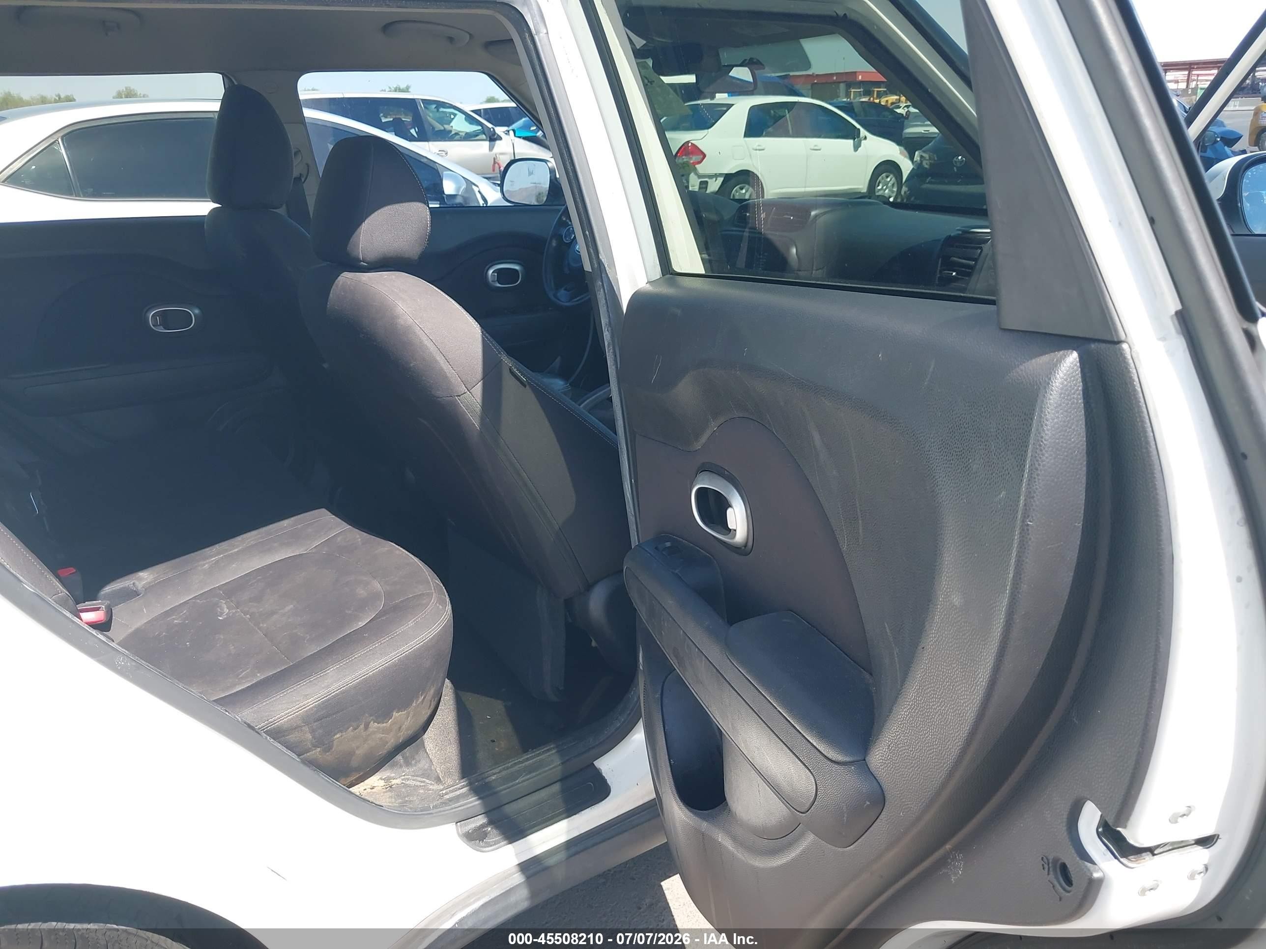 2015 Kia Soul   White vin: KNDJN2A22F7188781