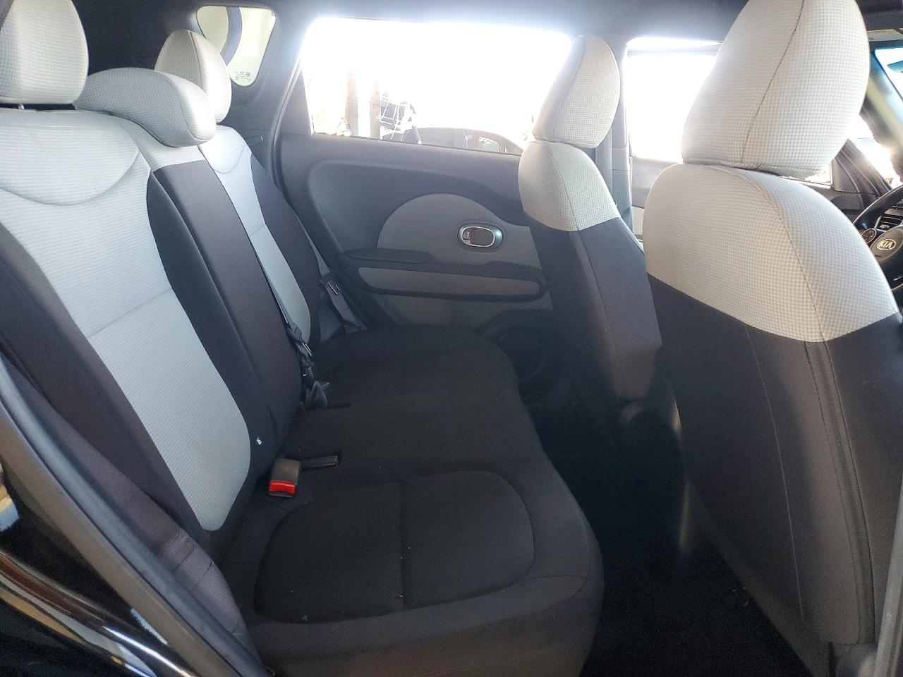 2015 Kia Soul Base Черный vin: KNDJN2A22F7219625