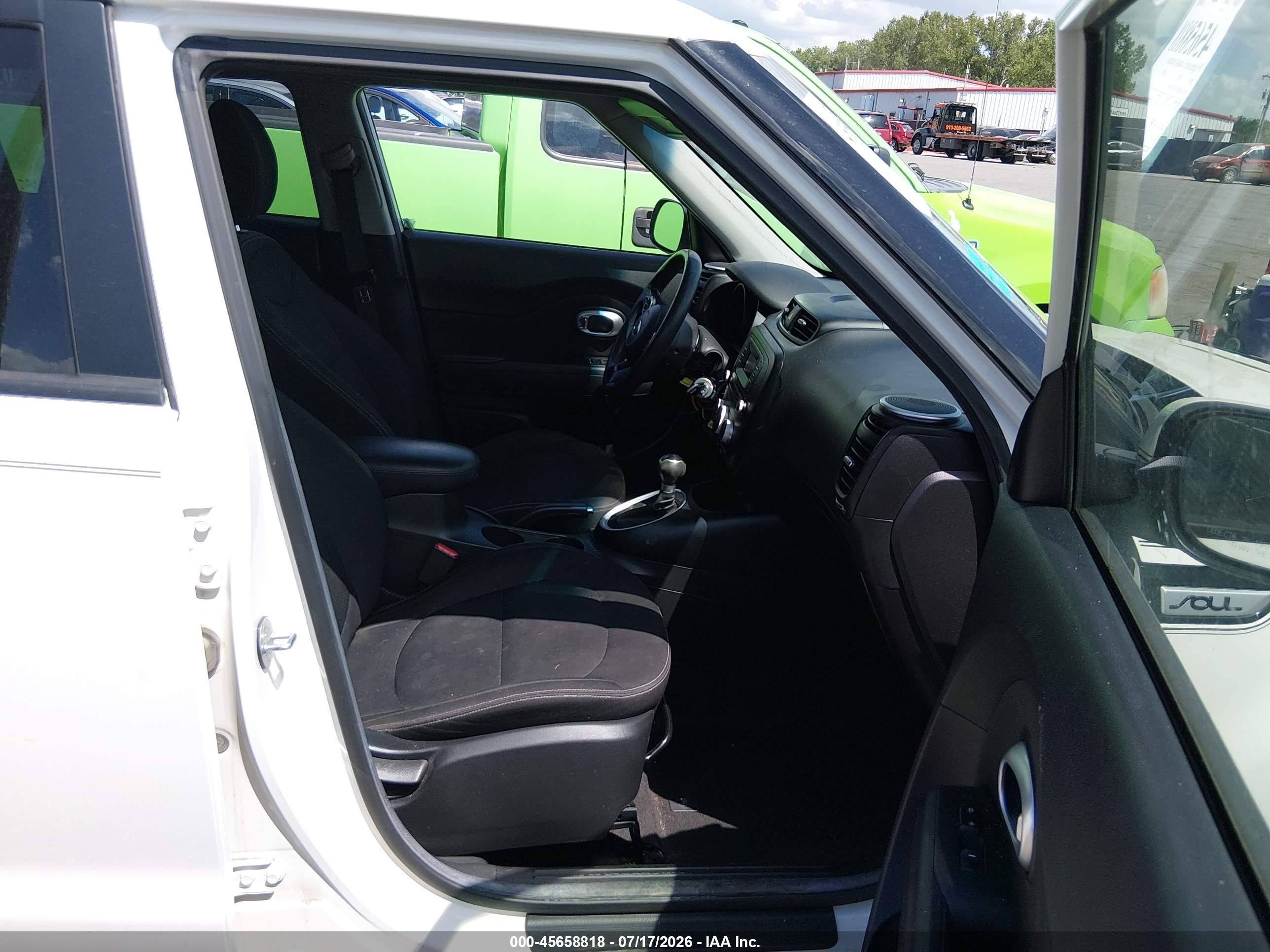 2015 Kia Soul   White vin: KNDJN2A23F7172394