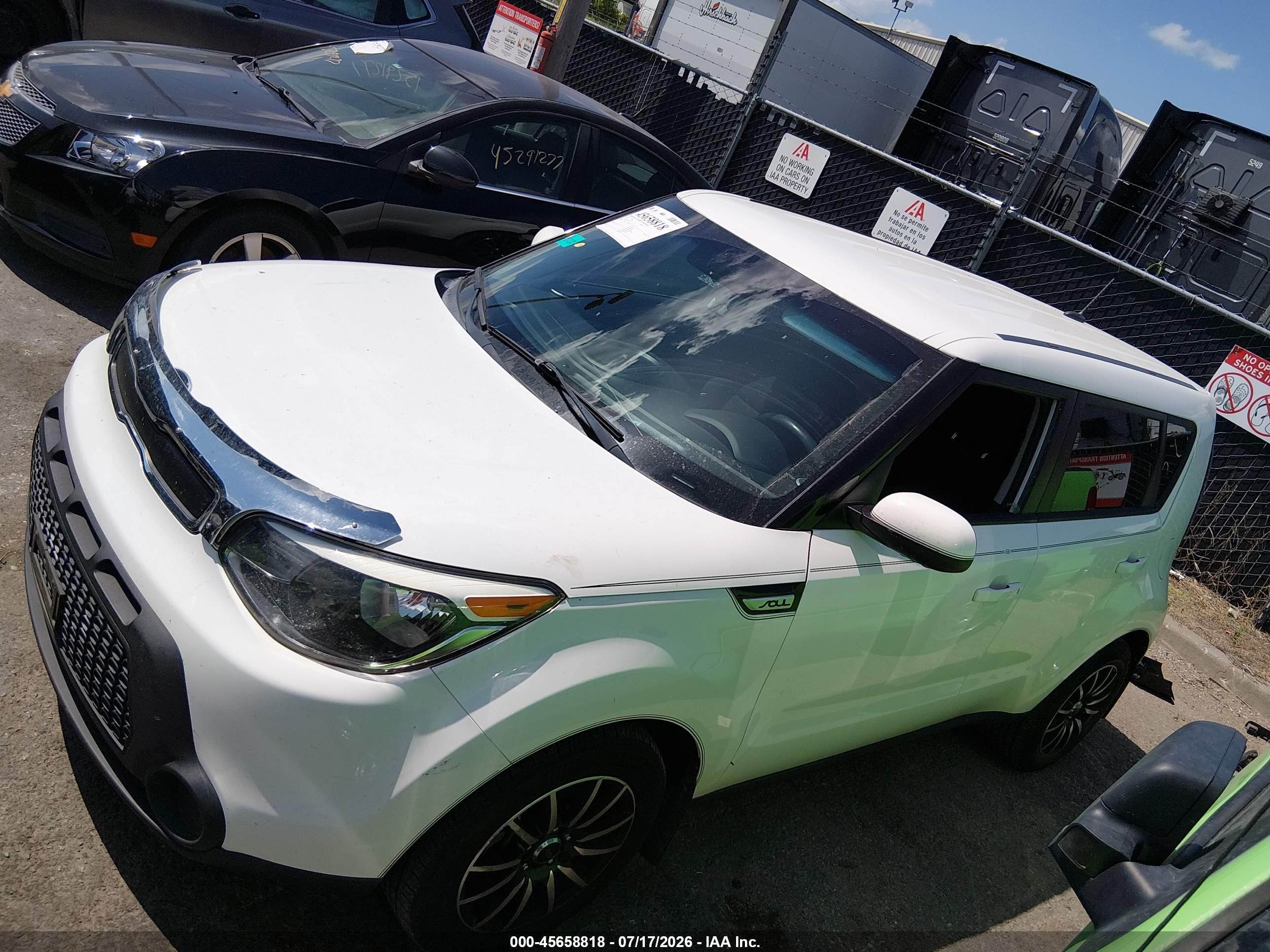 2015 Kia Soul   White vin: KNDJN2A23F7172394
