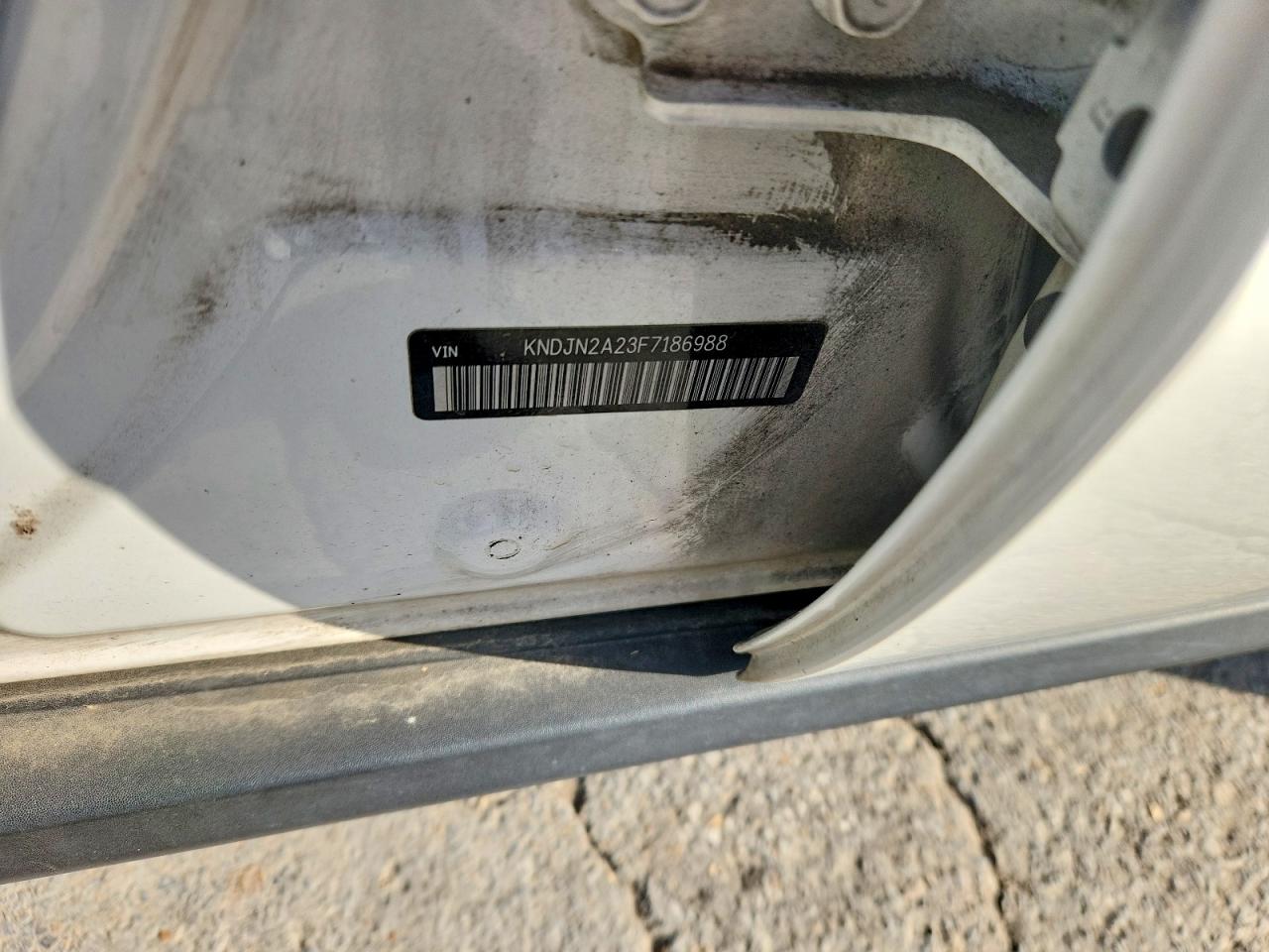 2015 Kia Soul Base White vin: KNDJN2A23F7186988