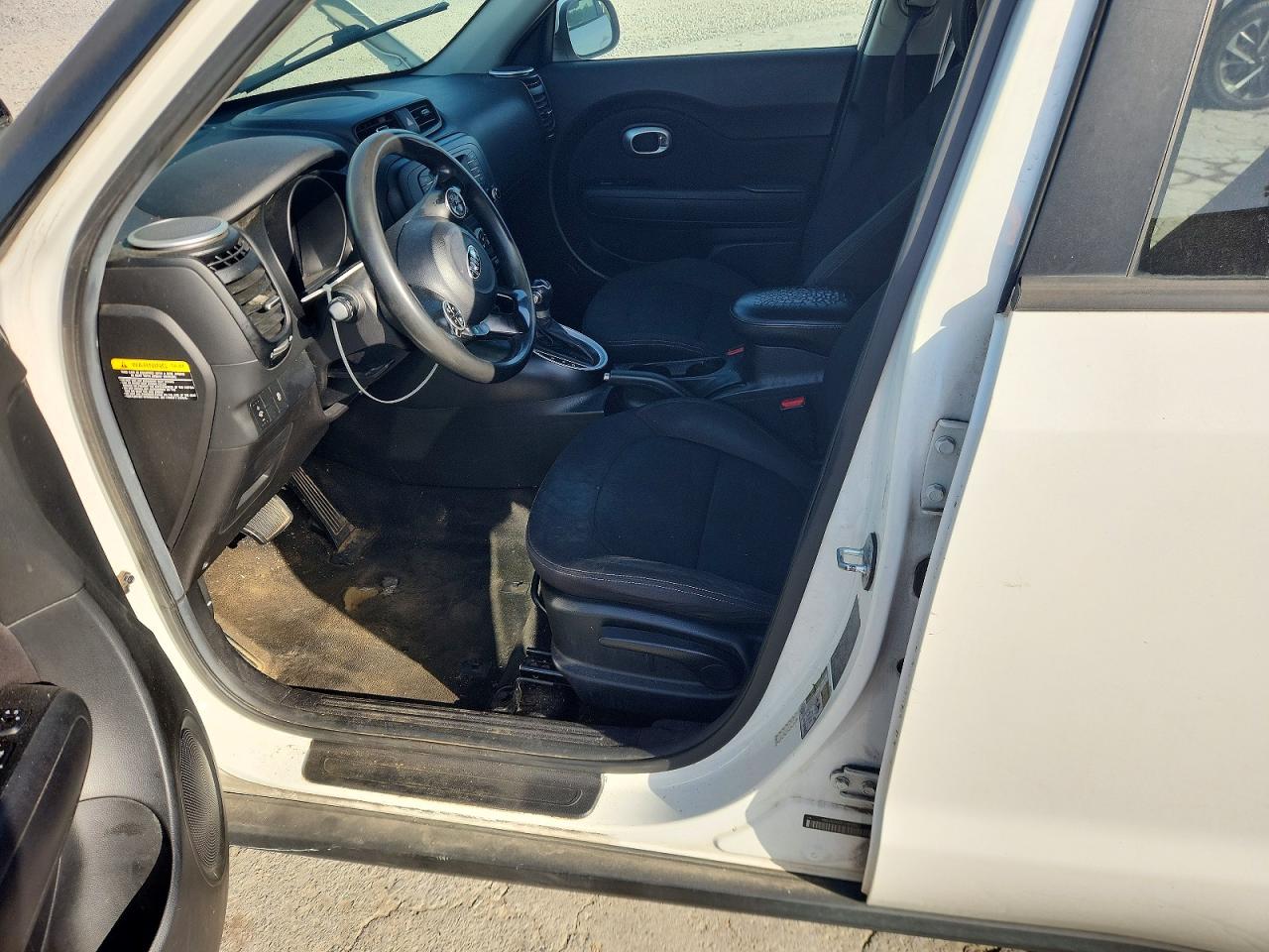 2015 Kia Soul Base White vin: KNDJN2A23F7186988