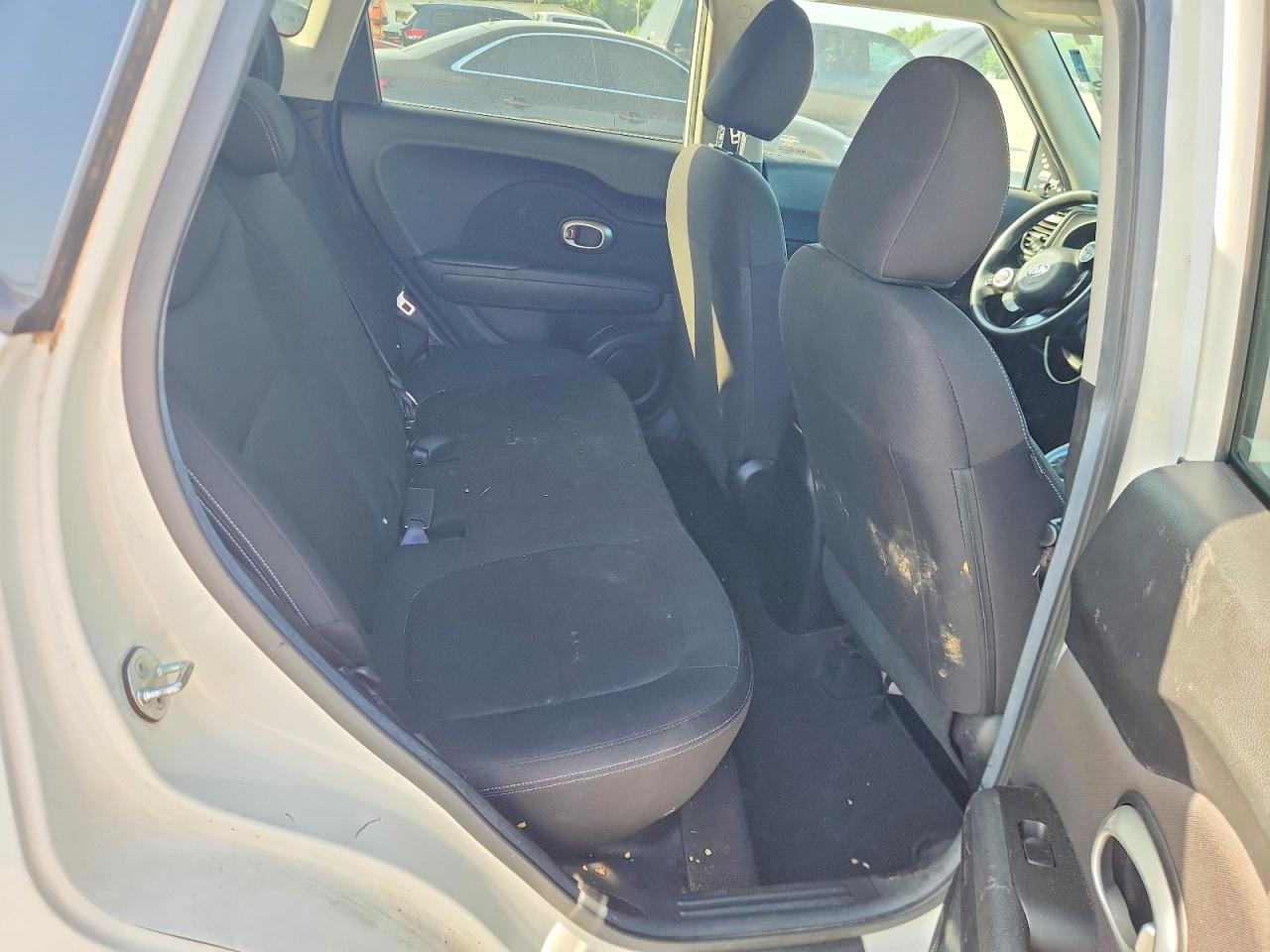 2015 Kia Soul Base White vin: KNDJN2A23F7186988