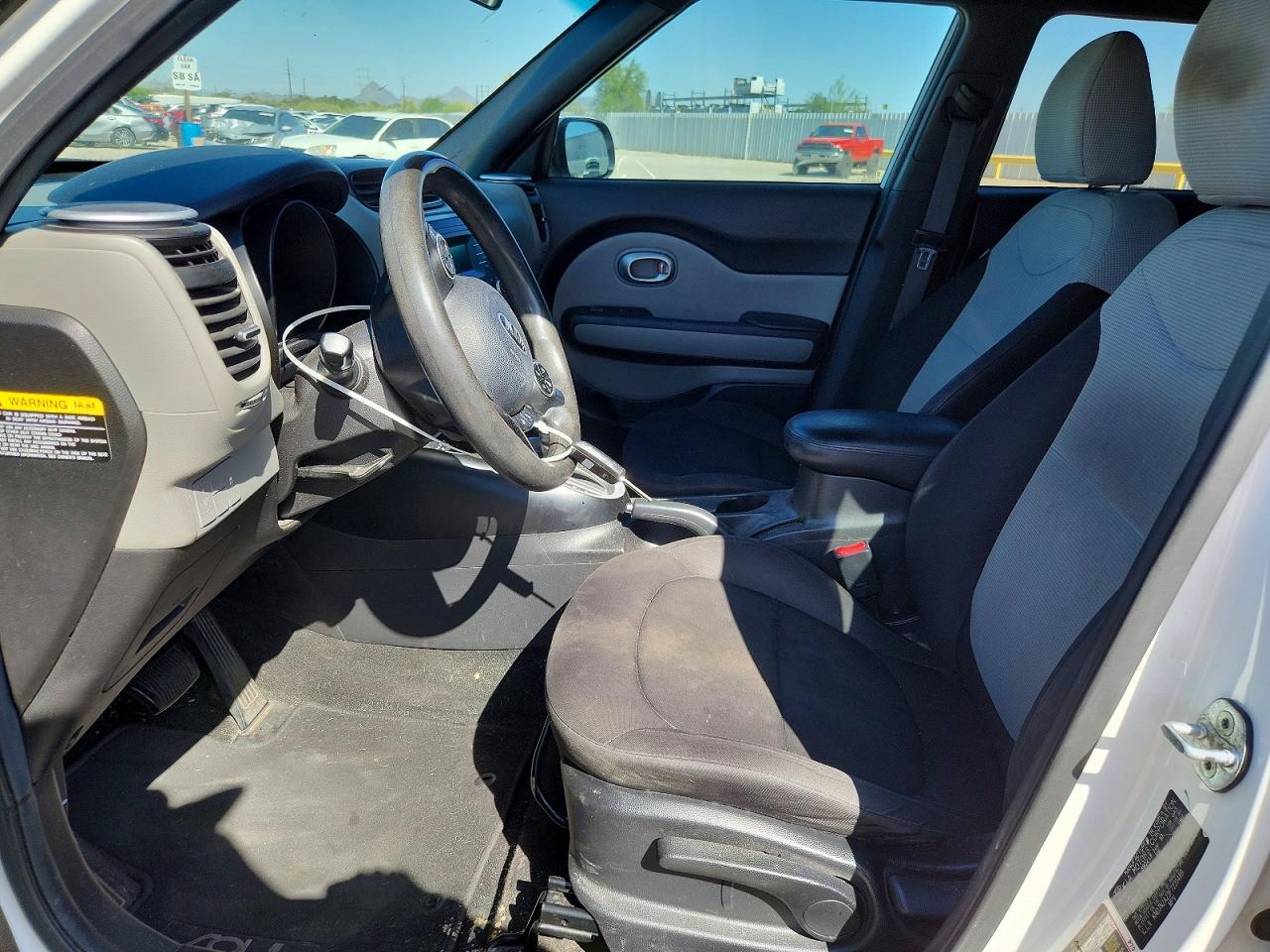 2015 Kia Soul Base White vin: KNDJN2A23F7231489
