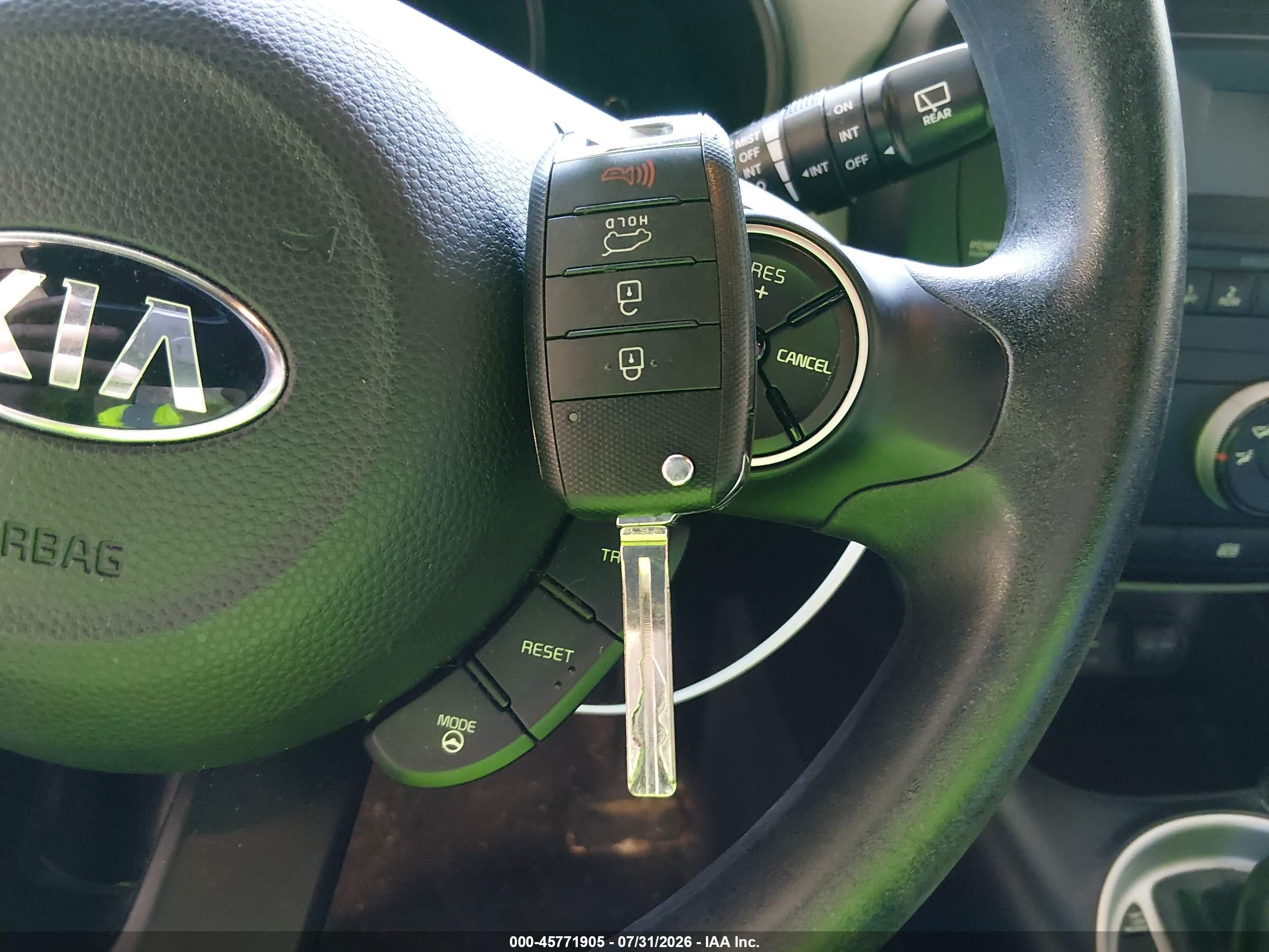 2015 Kia Soul   White vin: KNDJN2A23F7813401