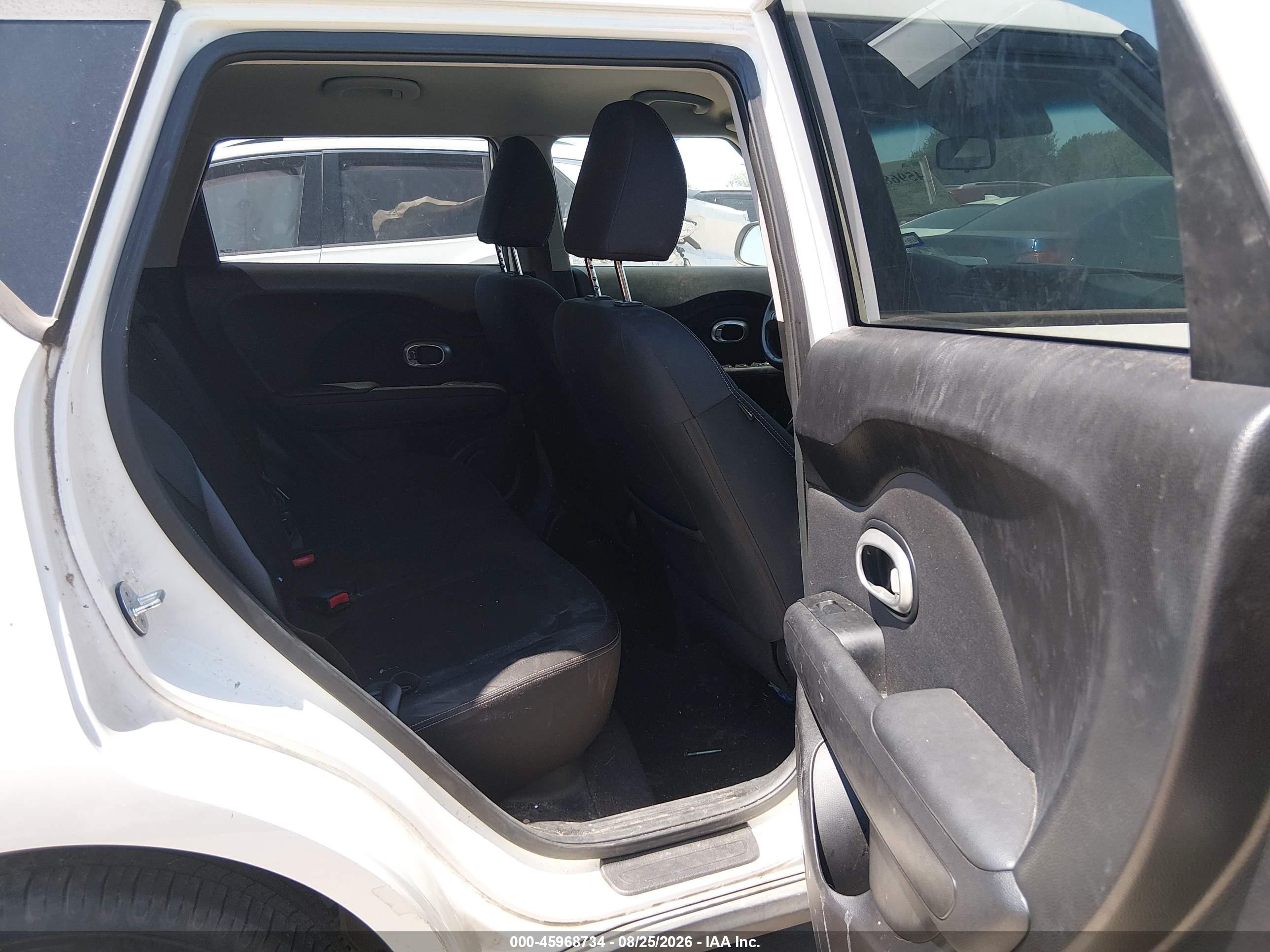 2014 Kia Soul   White vin: KNDJN2A24E7030182