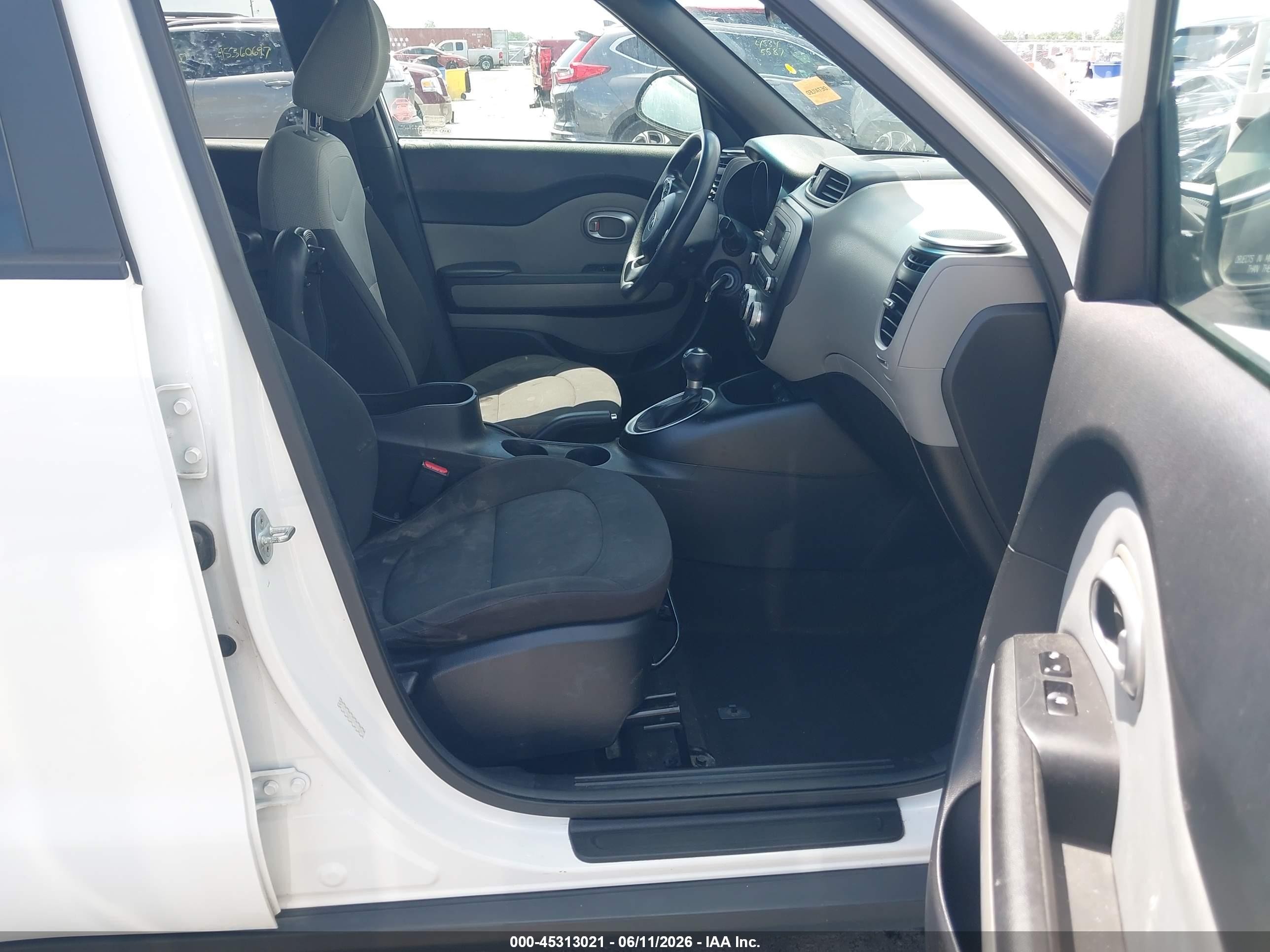 2014 Kia Soul   White vin: KNDJN2A24E7111439
