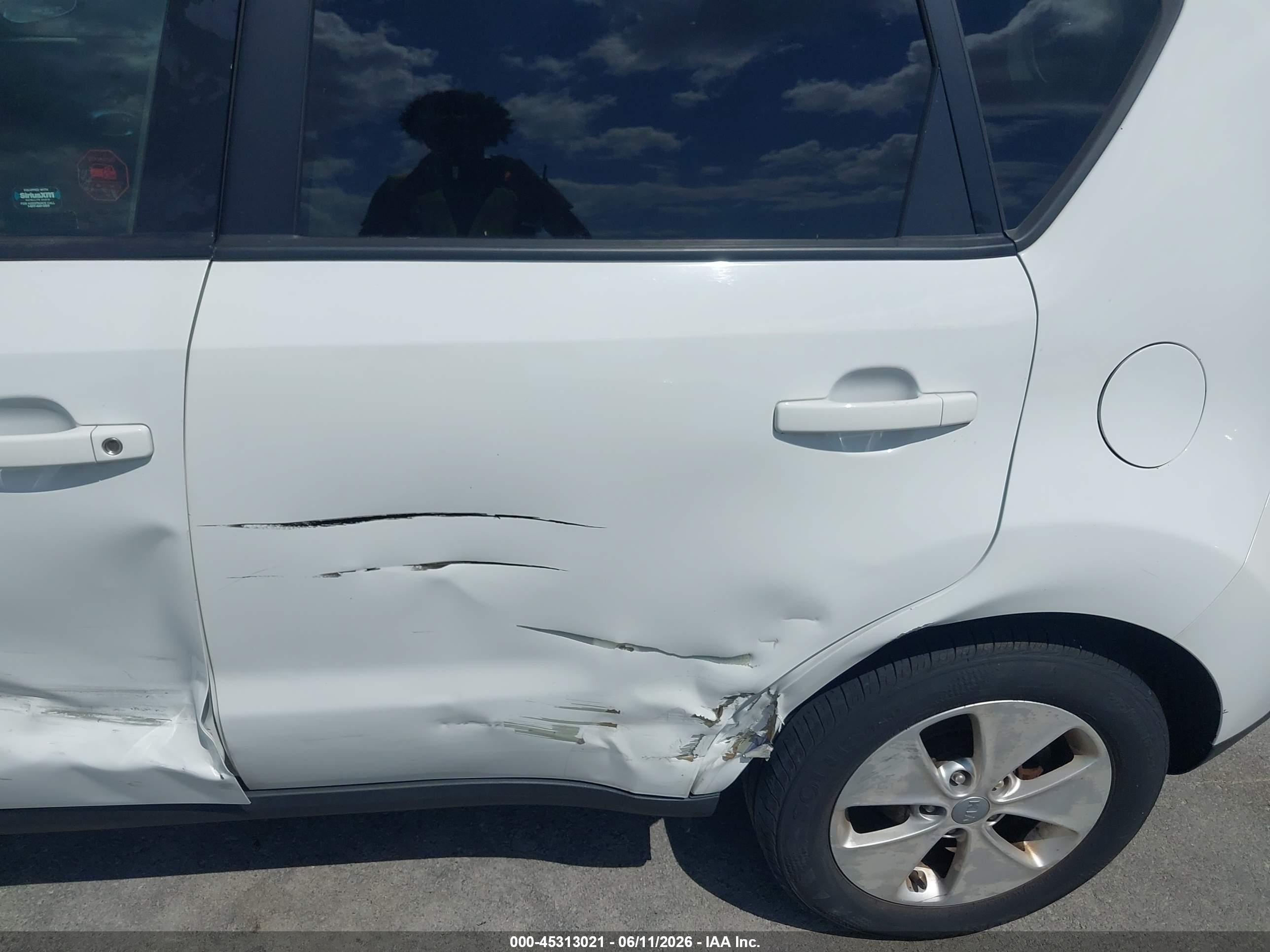 2014 Kia Soul   White vin: KNDJN2A24E7111439