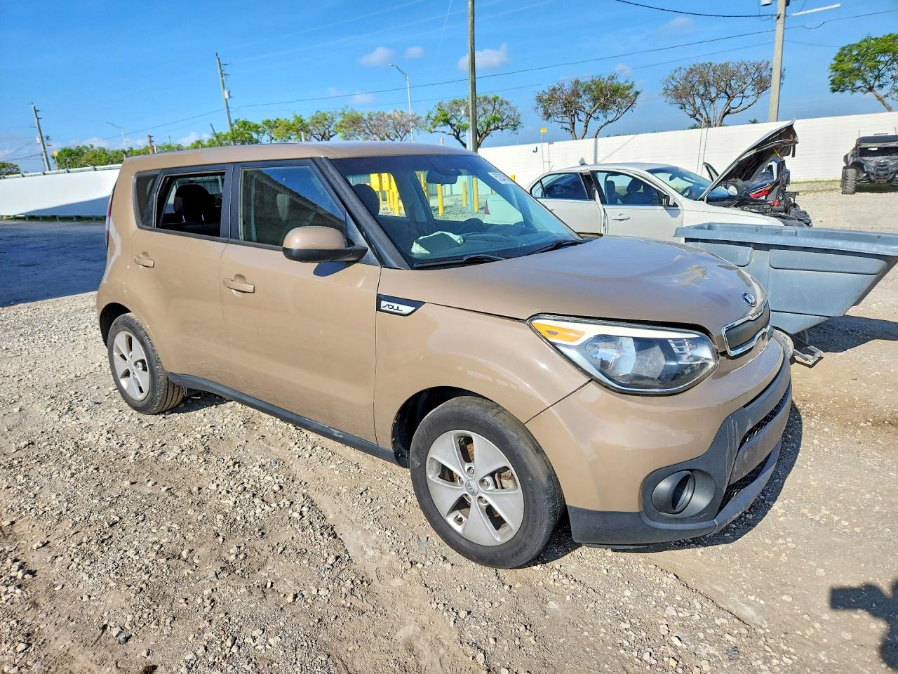 2015 Kia Soul Base Beige vin: KNDJN2A24F7220176
