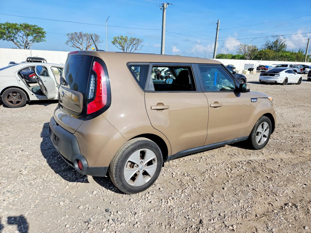 2015 Kia Soul Base Beige vin: KNDJN2A24F7220176