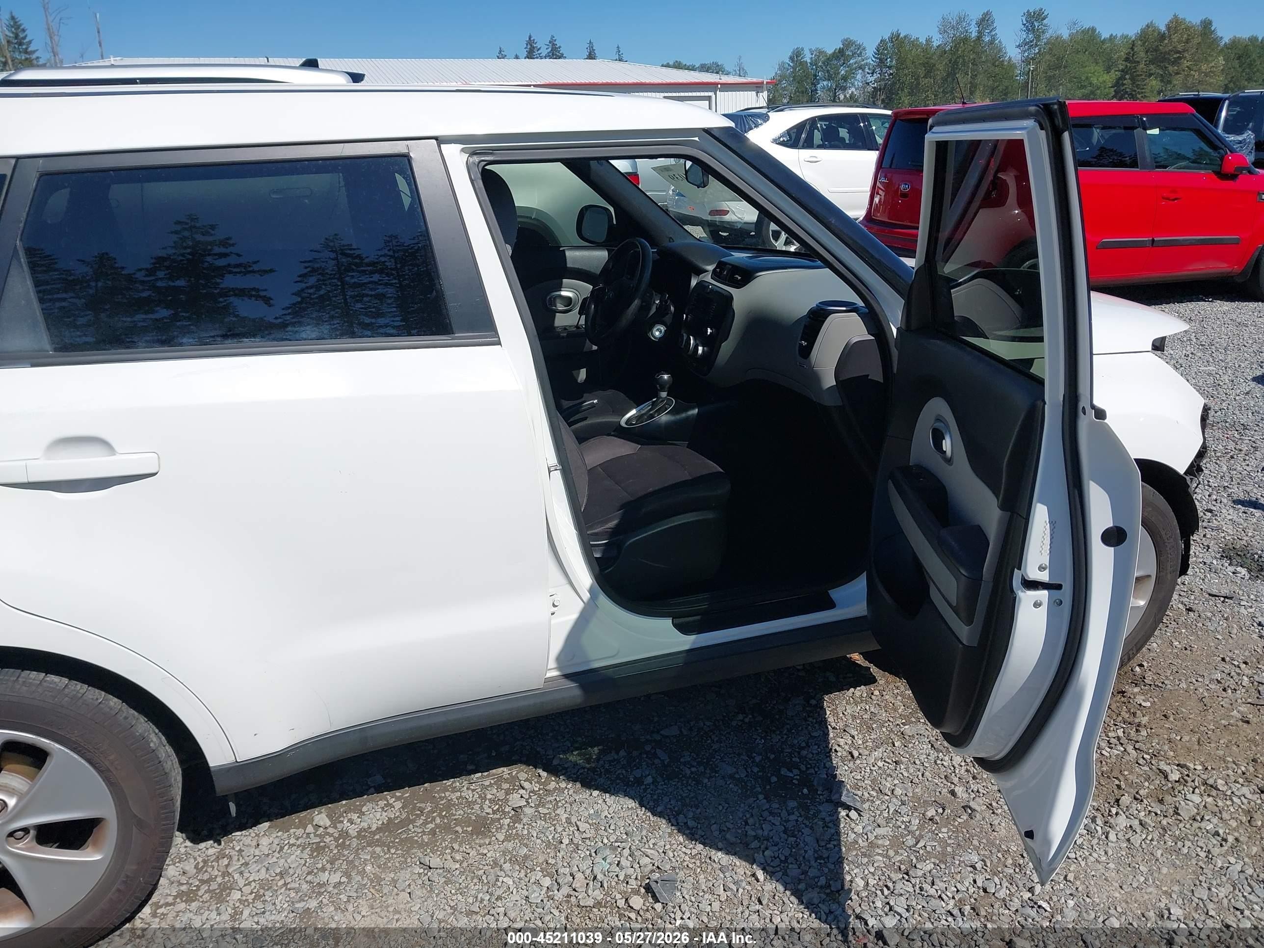 2015 Kia Soul   White vin: KNDJN2A24F7221747