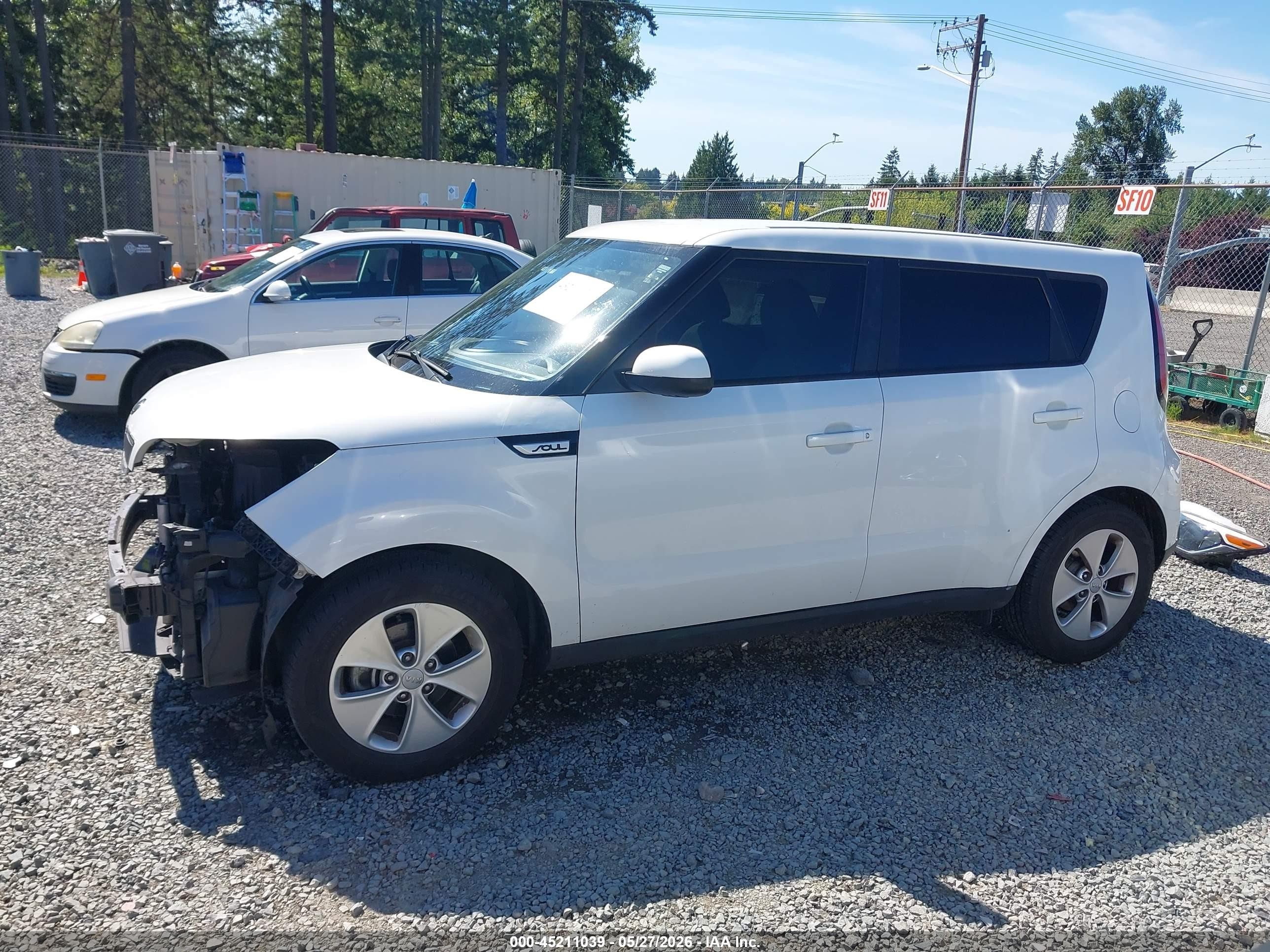 2015 Kia Soul   White vin: KNDJN2A24F7221747