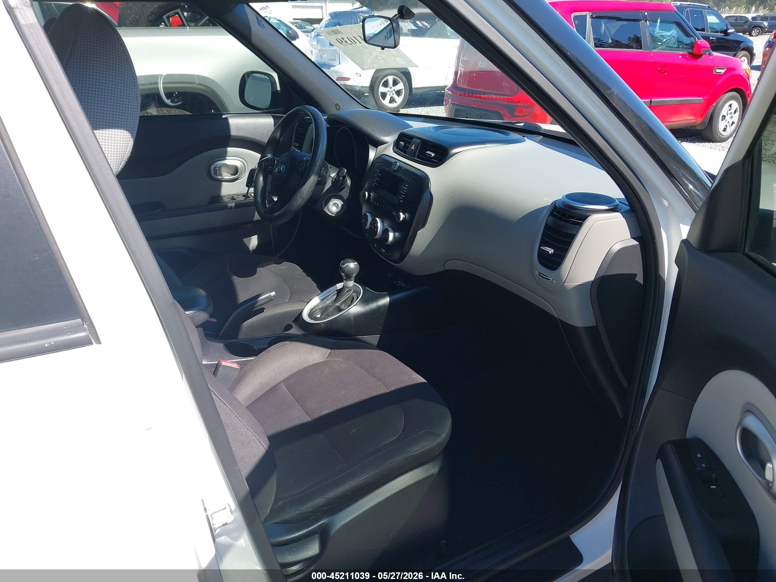 2015 Kia Soul   White vin: KNDJN2A24F7221747