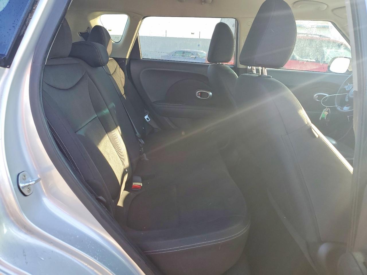2015 Kia Soul Base Silver vin: KNDJN2A24F7771319