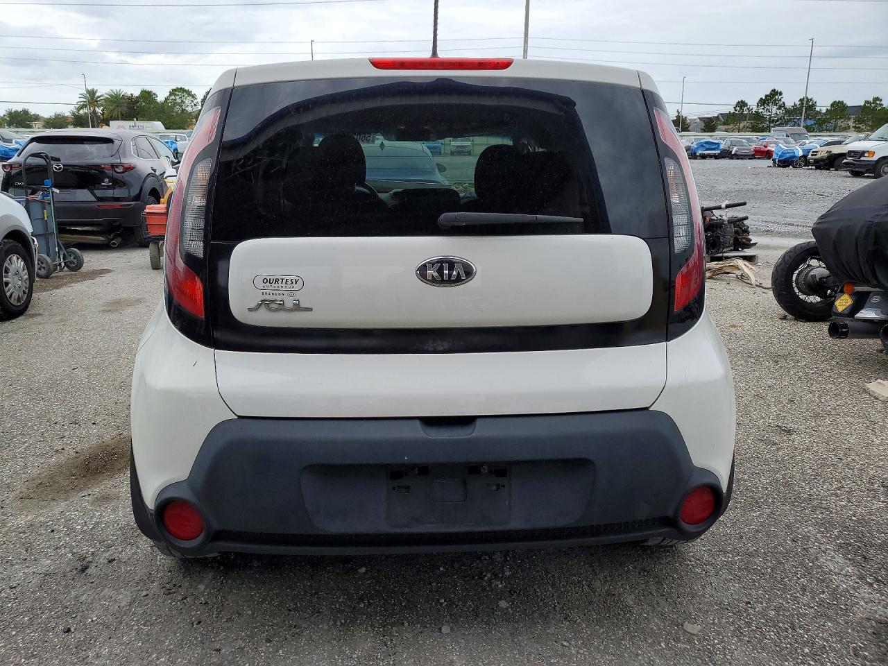 2015 Kia Soul Base White vin: KNDJN2A24F7777623