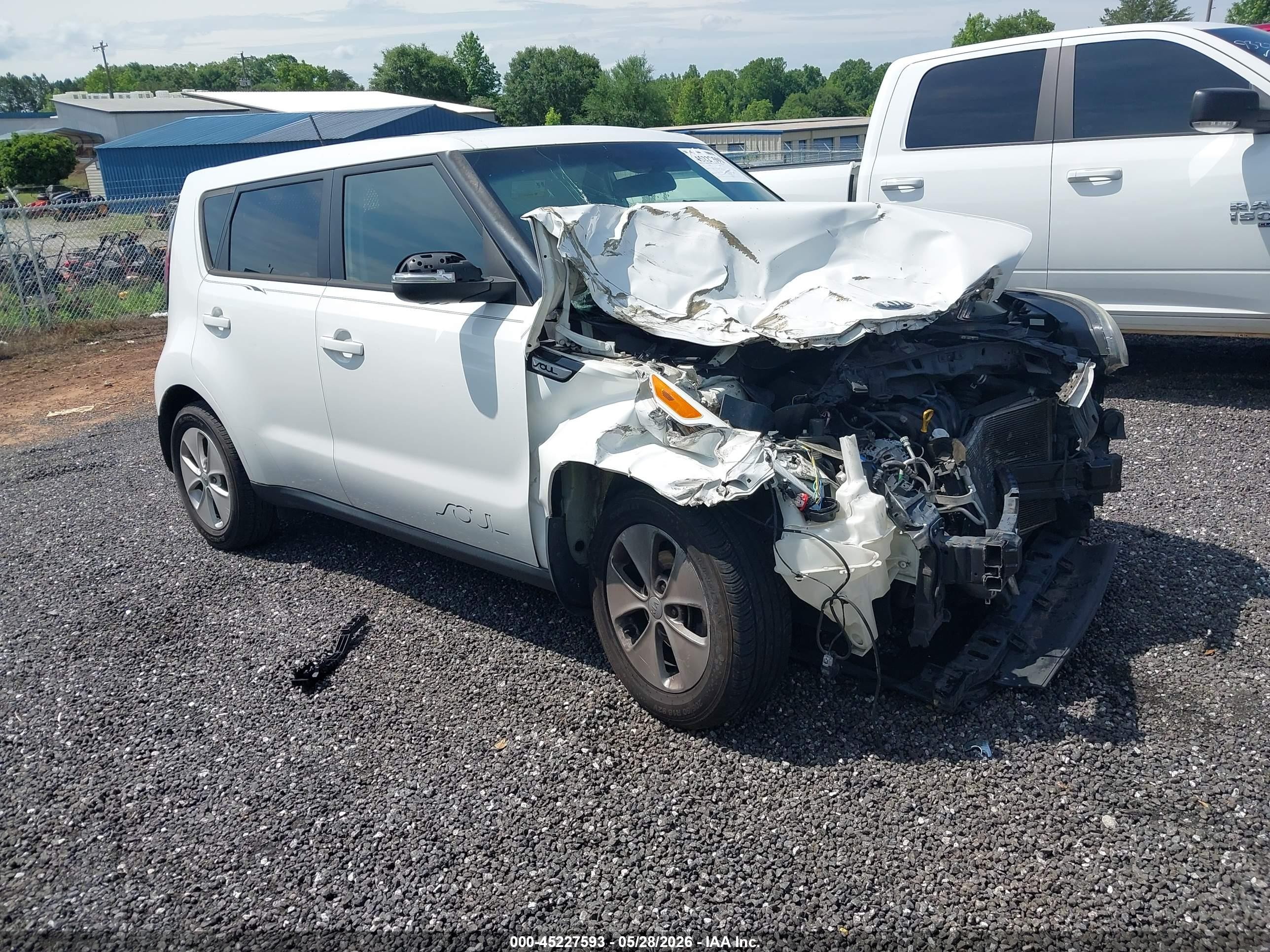 2015 Kia Soul   White vin: KNDJN2A25F7223863