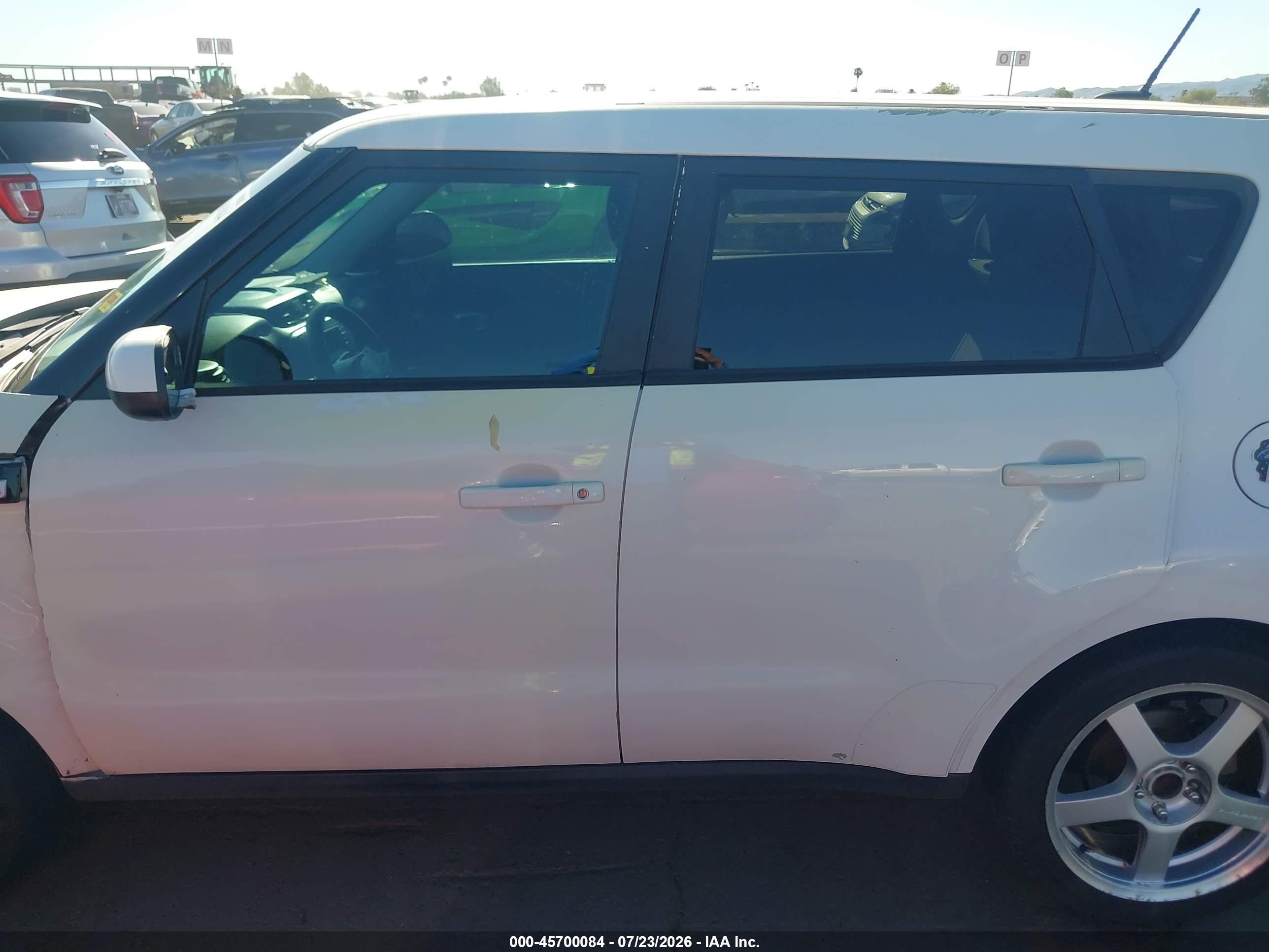 2015 Kia Soul   White vin: KNDJN2A25F7223880