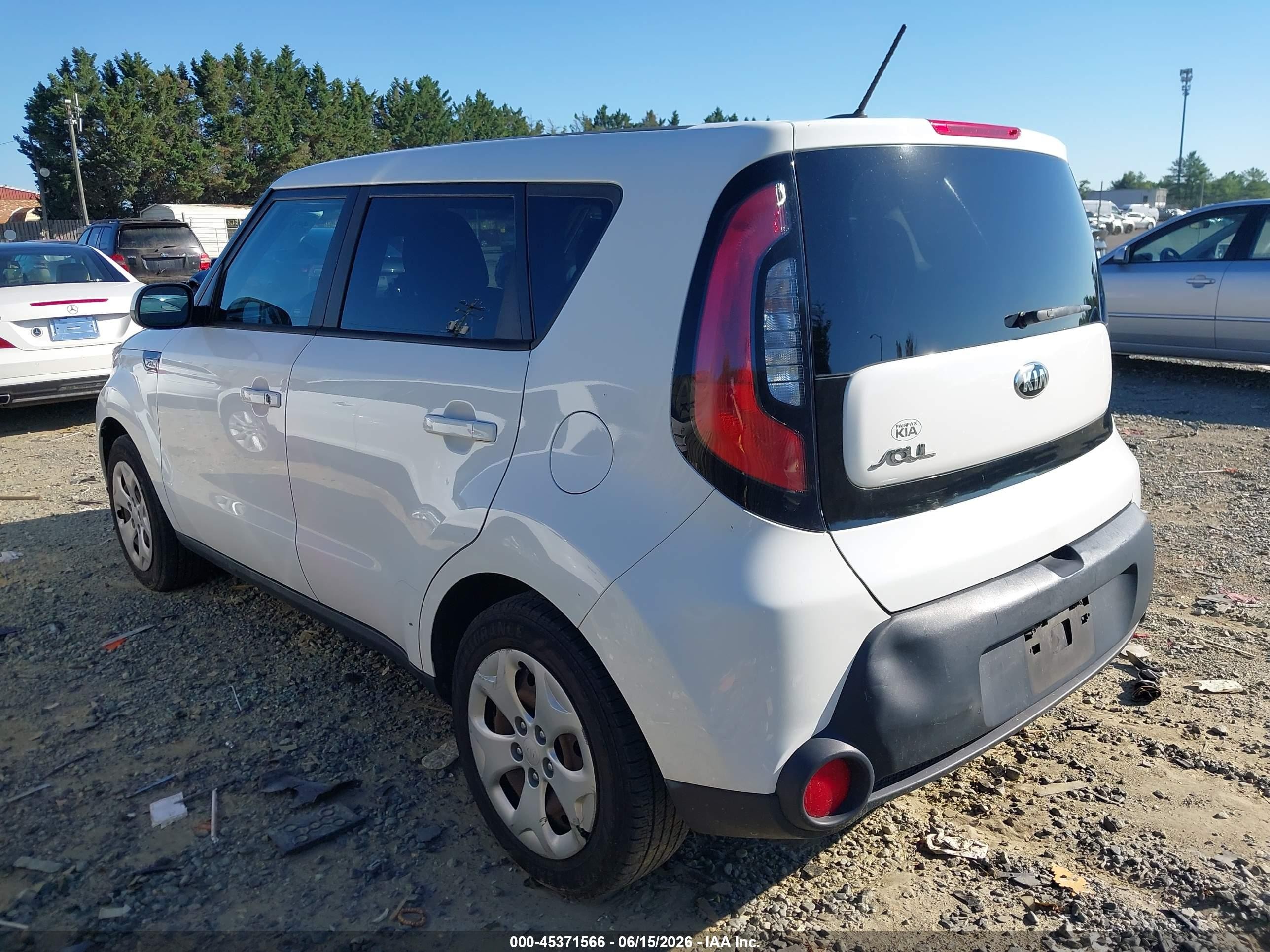 2015 Kia Soul   White vin: KNDJN2A25F7232644