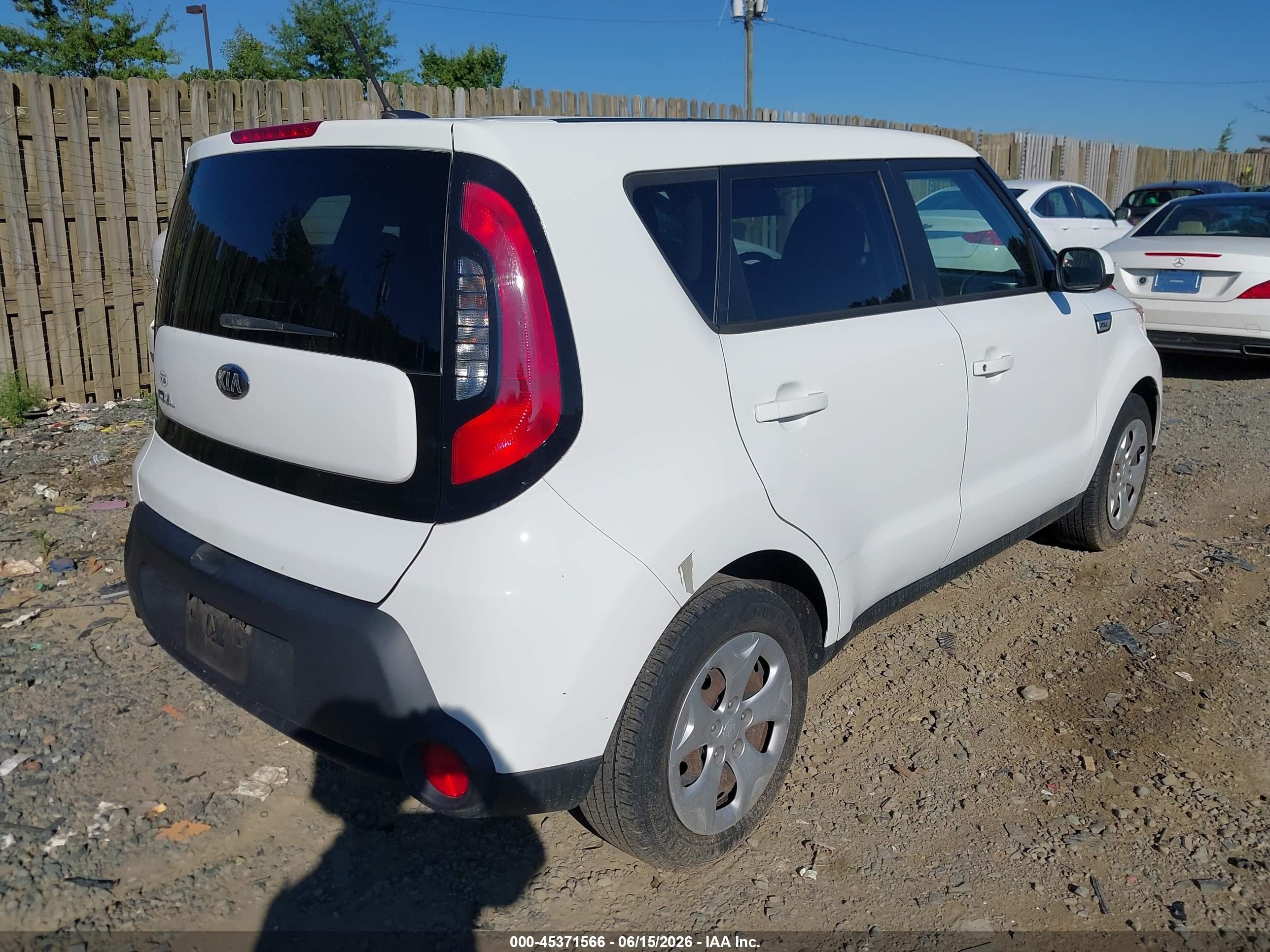 2015 Kia Soul   White vin: KNDJN2A25F7232644