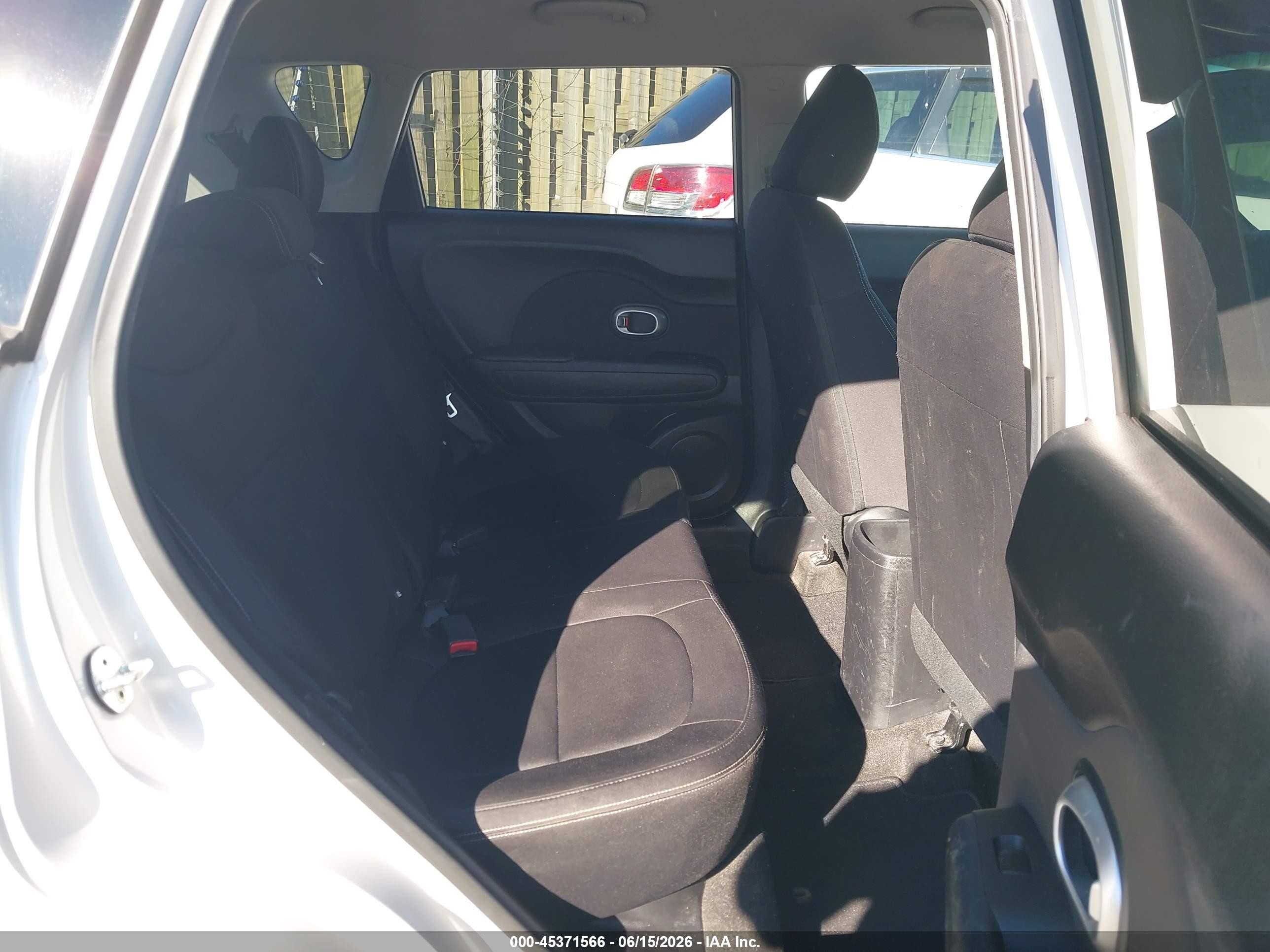 2015 Kia Soul   White vin: KNDJN2A25F7232644