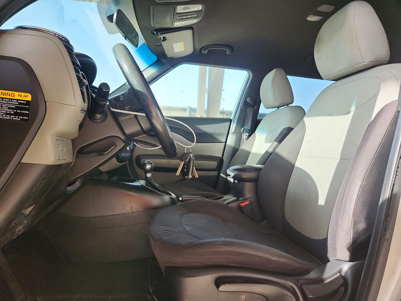 2015 Kia Soul Base Silver vin: KNDJN2A25F7770678