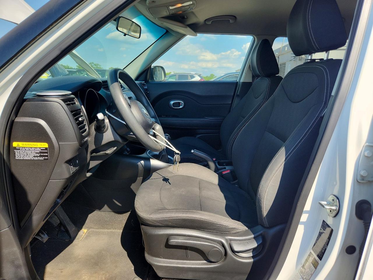2014 Kia Soul Base White vin: KNDJN2A26E7011598