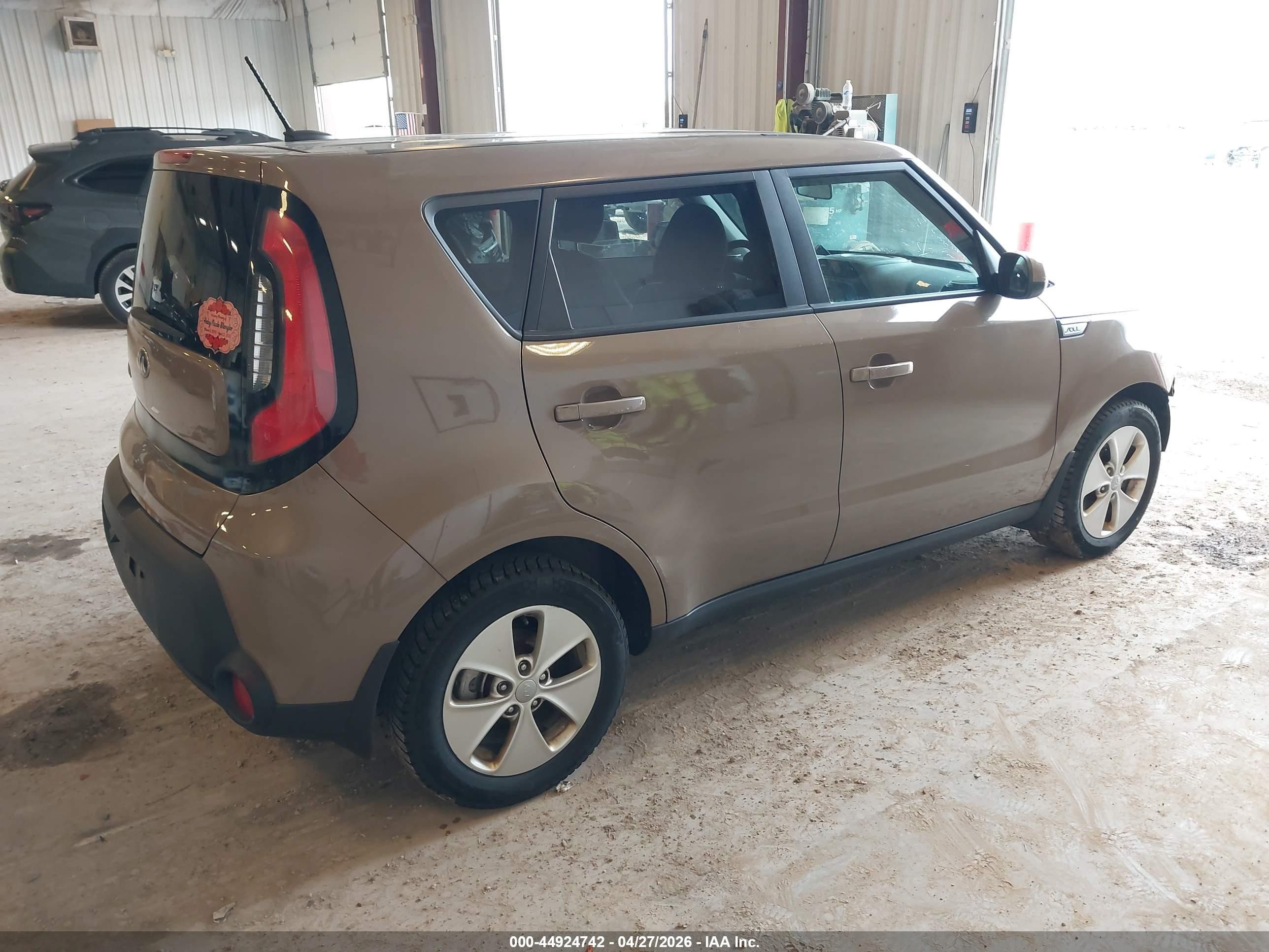 2015 Kia Soul   Коричневый vin: KNDJN2A26F7137459