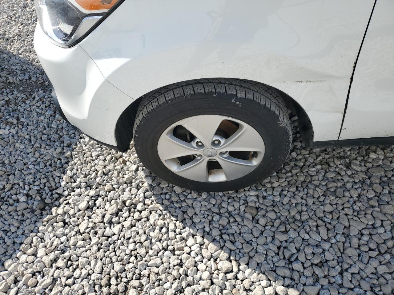 2015 Kia Soul Base White vin: KNDJN2A26F7141558 Damage: Left Front Fender, Dent(S) W/ Paint Dmg, > 12 Inches