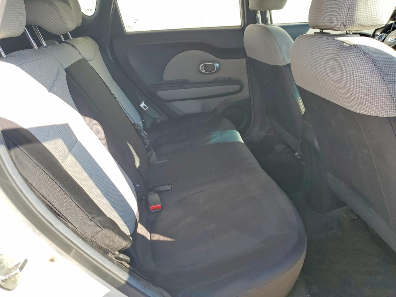 2015 Kia Soul Base White vin: KNDJN2A26F7141558