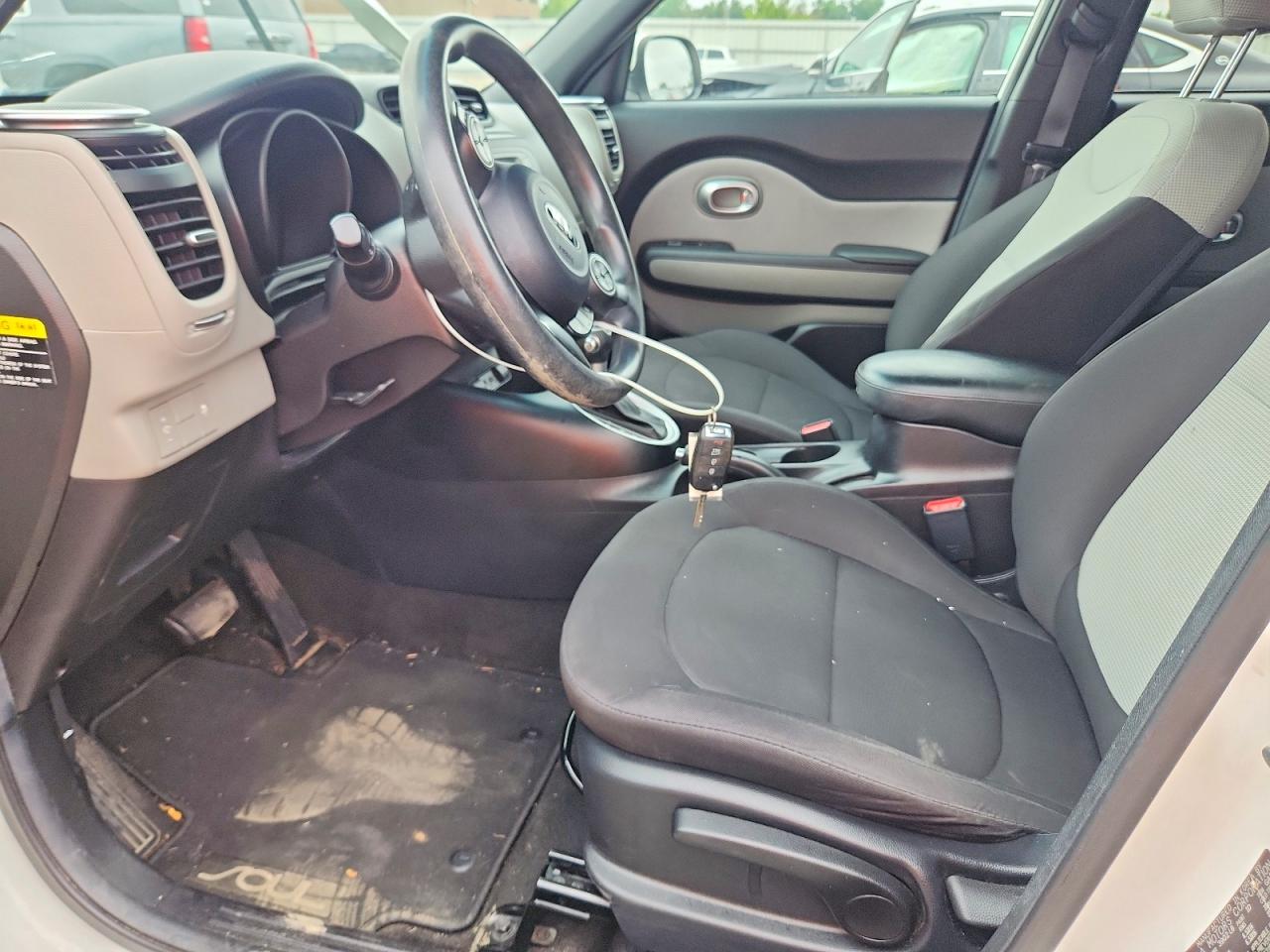 2015 Kia Soul Base White vin: KNDJN2A26F7147375