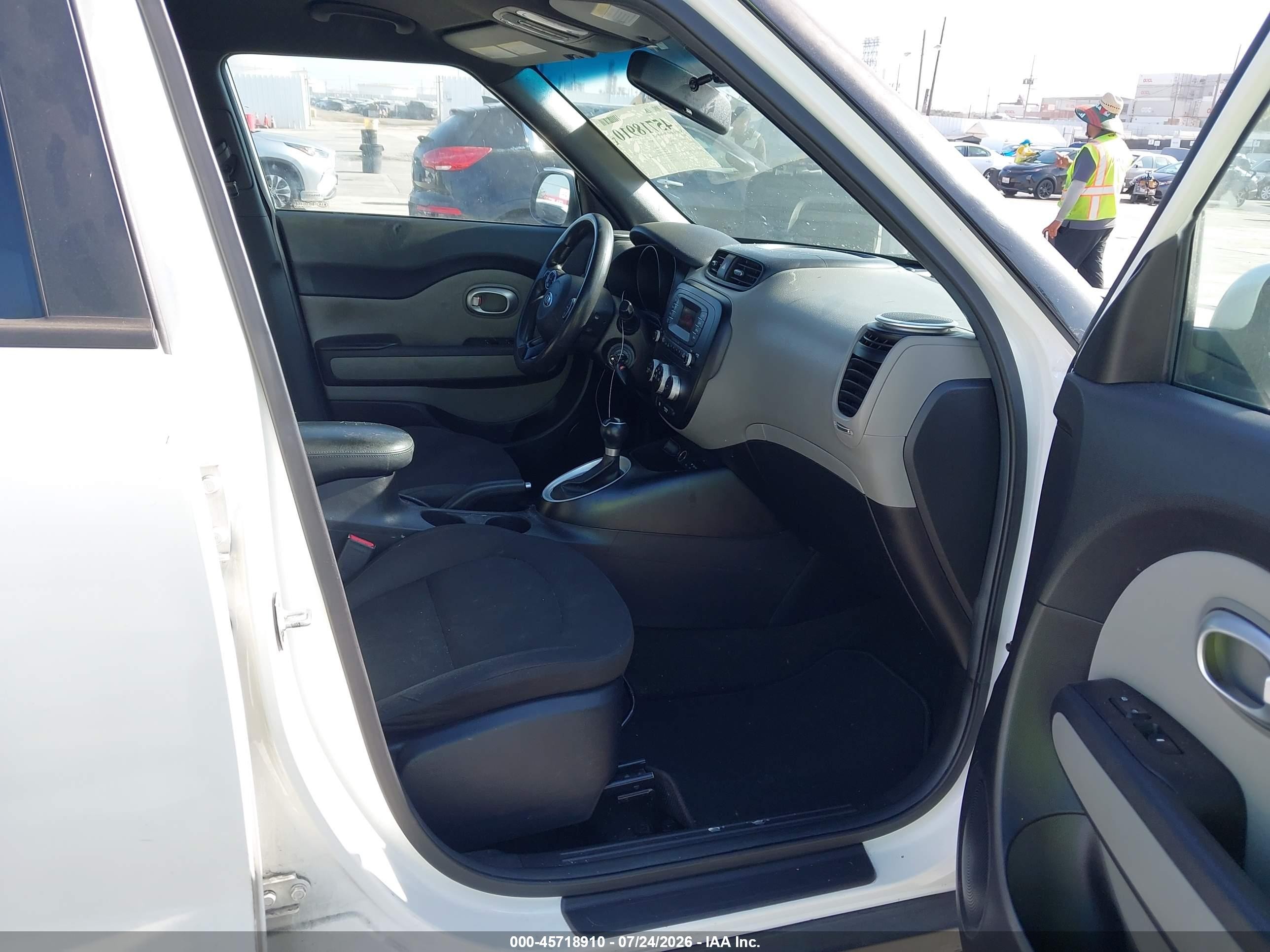 2015 Kia Soul   White vin: KNDJN2A26F7774948