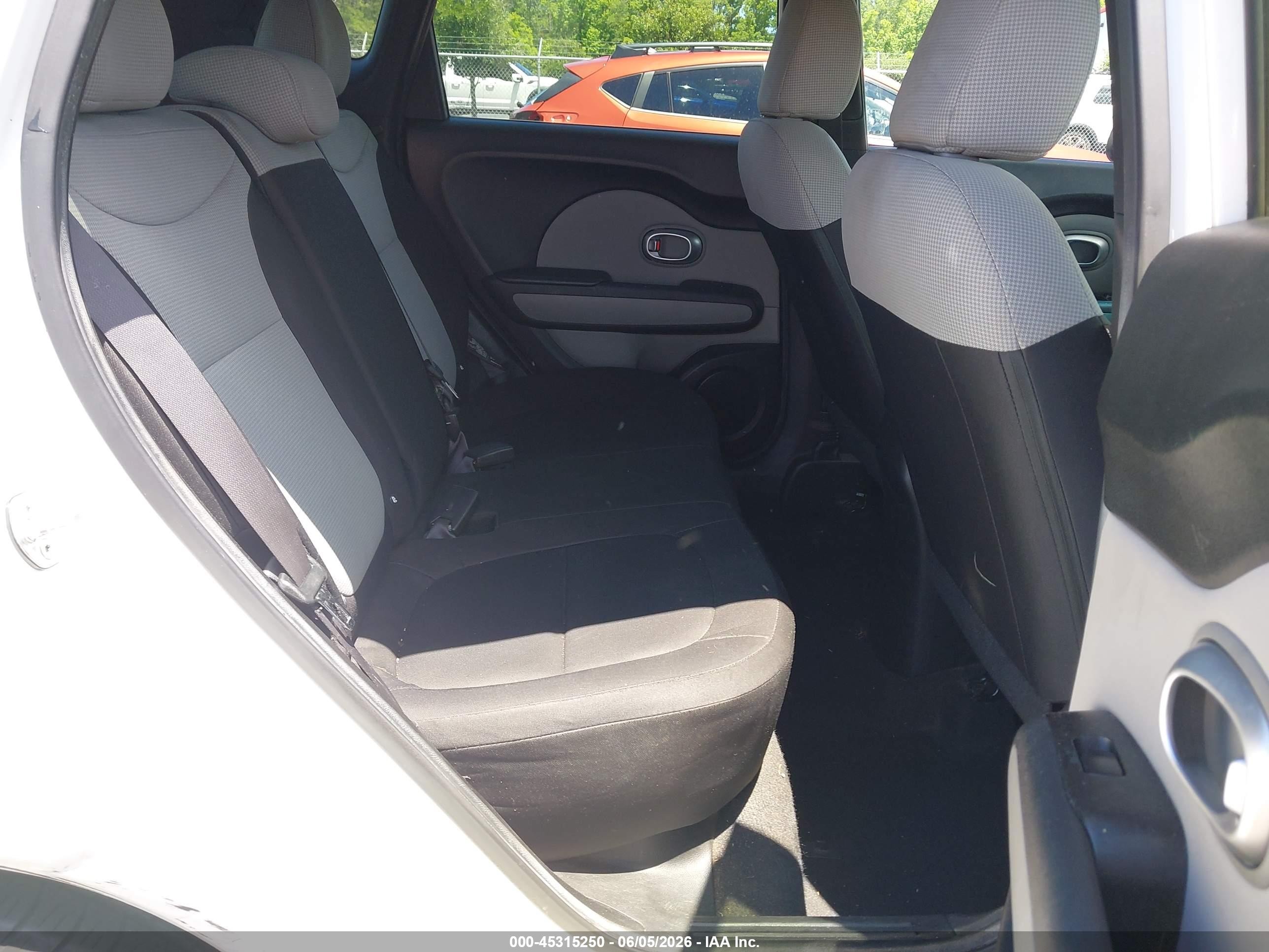 2015 Kia Soul   Белый vin: KNDJN2A26F7789546