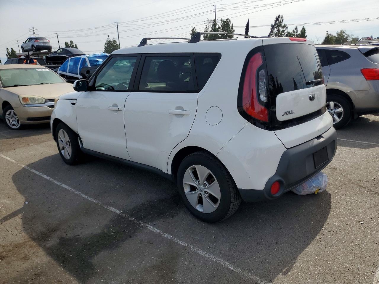 2015 Kia Soul Base Белый vin: KNDJN2A26F7793662