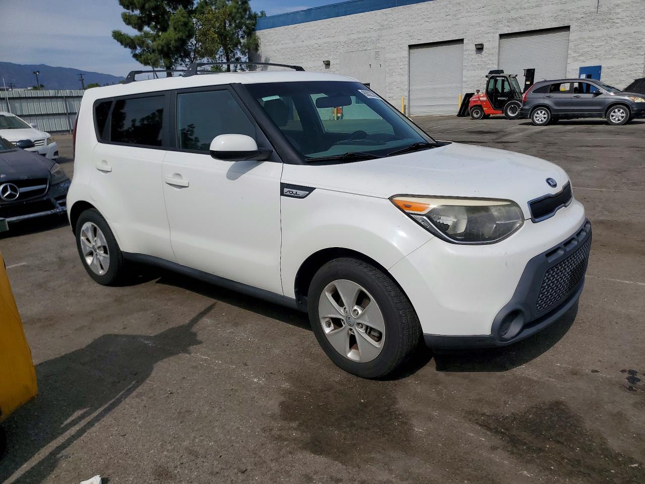 2015 Kia Soul Base Белый vin: KNDJN2A26F7793662