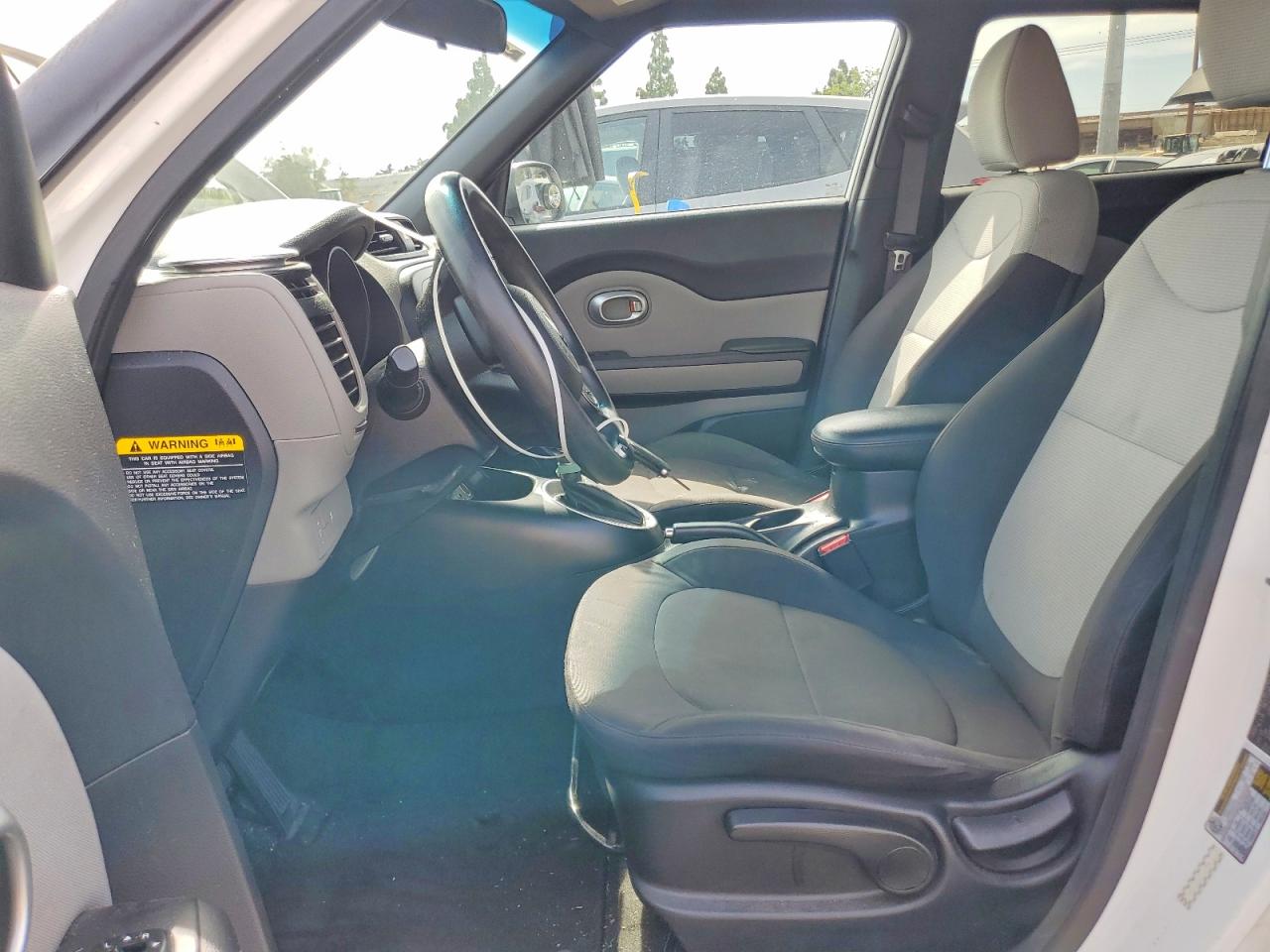 2015 Kia Soul Base Белый vin: KNDJN2A26F7793662