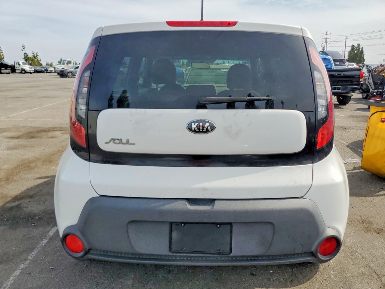 2015 Kia Soul Base Белый vin: KNDJN2A26F7793662