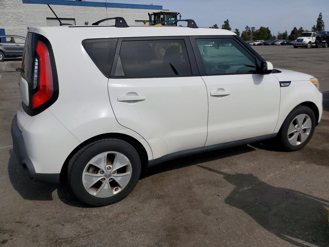 2015 Kia Soul Base Белый vin: KNDJN2A26F7793662