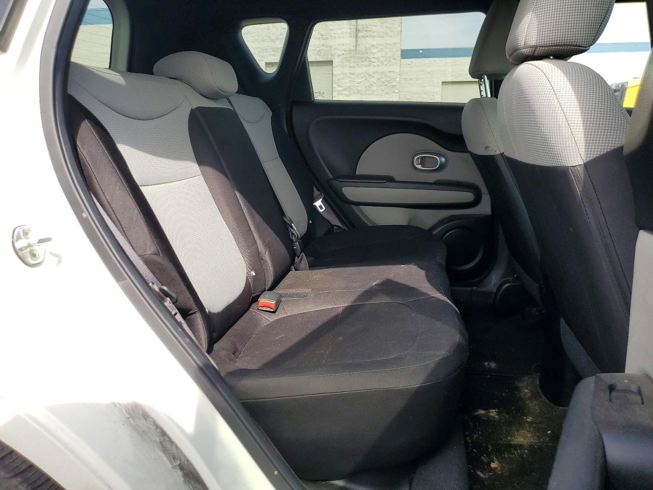 2015 Kia Soul Base Белый vin: KNDJN2A26F7793662