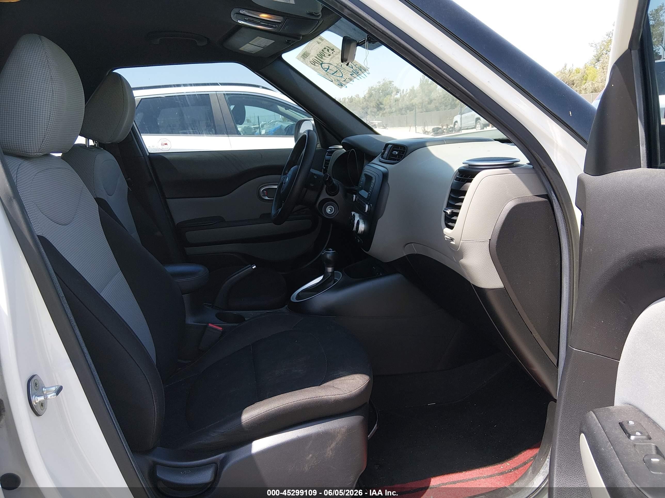 2015 Kia Soul   White vin: KNDJN2A26F7813750