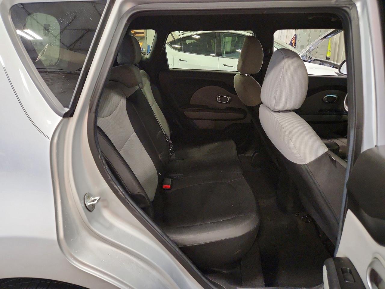 2015 Kia Soul Base Silver vin: KNDJN2A26F7815871