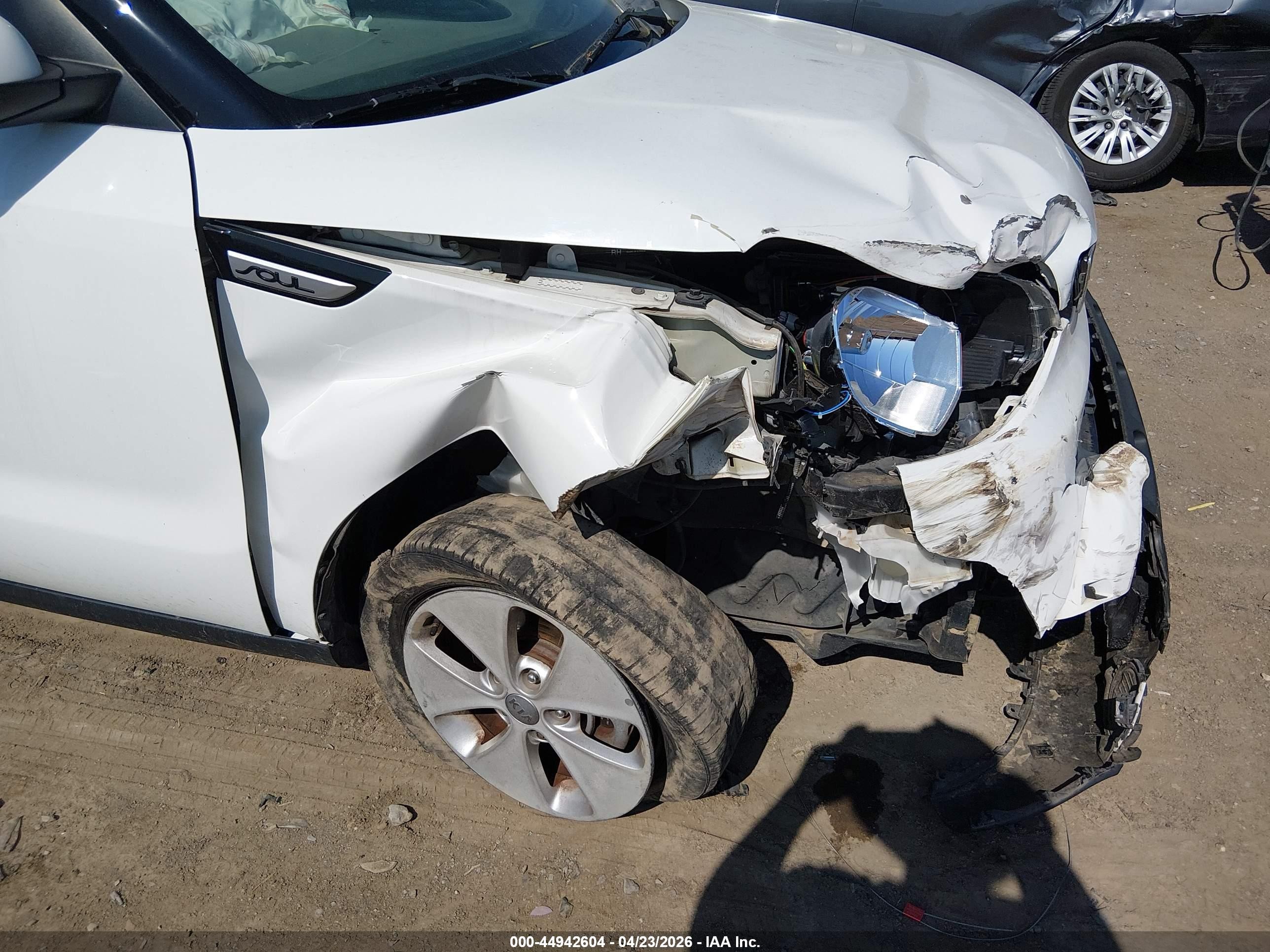 2016 Kia Soul   White vin: KNDJN2A26G7361252