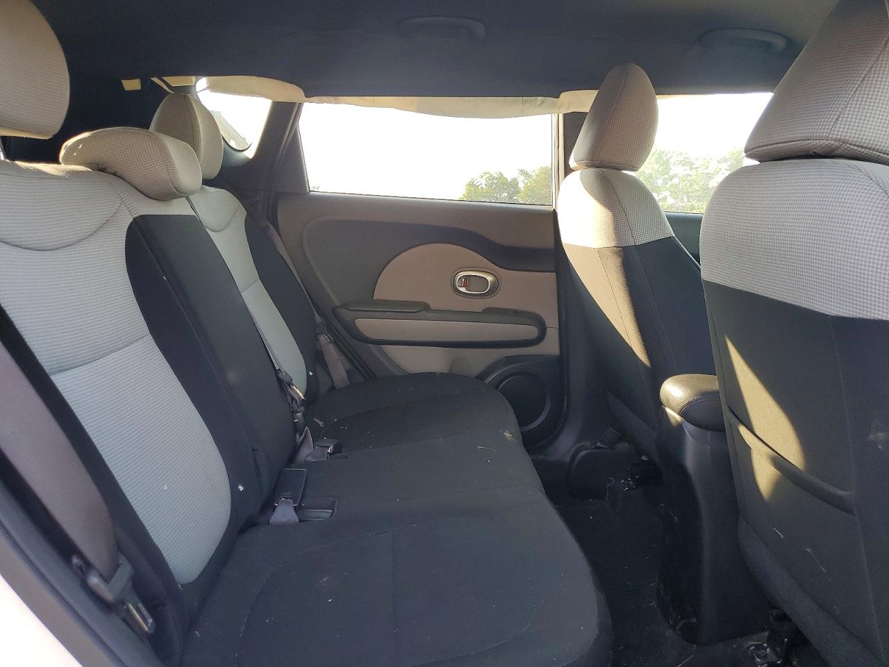 2014 Kia Soul Base White vin: KNDJN2A27E7002747