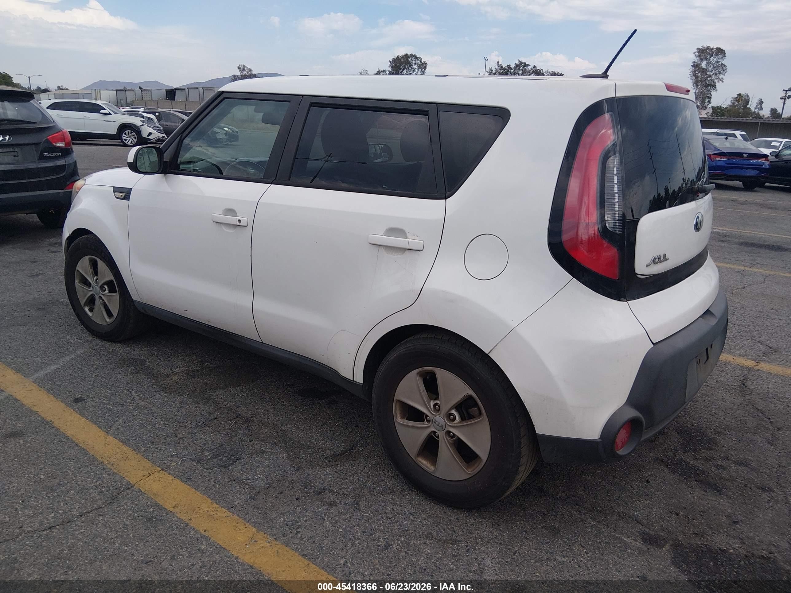 2014 Kia Soul   White vin: KNDJN2A27E7018575