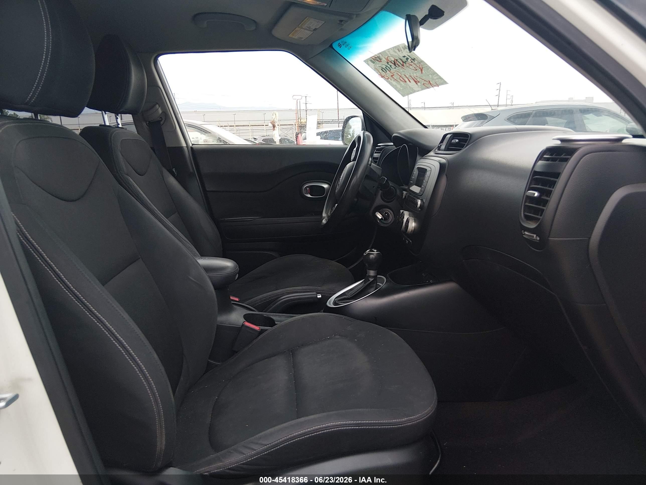 2014 Kia Soul   White vin: KNDJN2A27E7018575