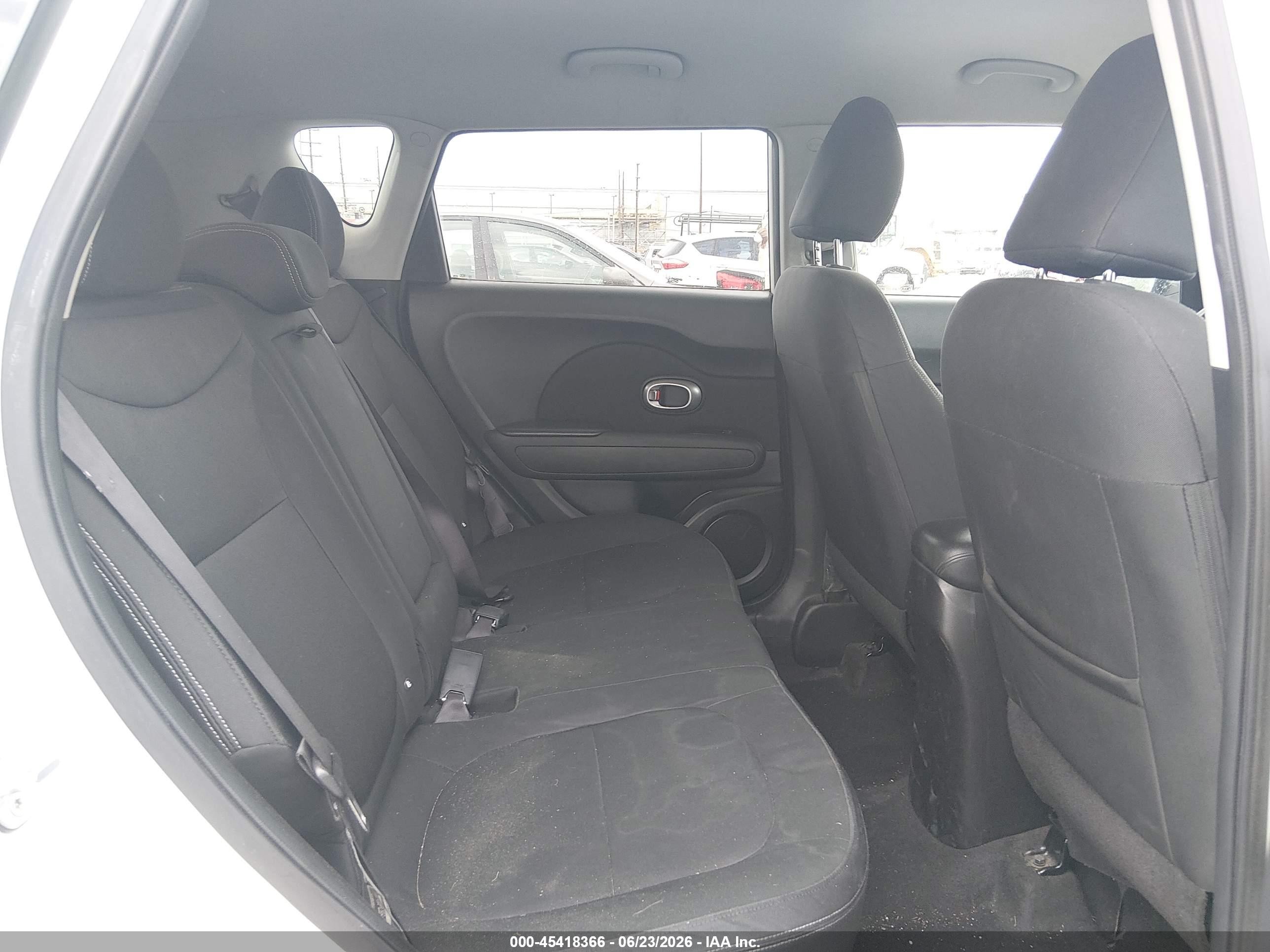 2014 Kia Soul   White vin: KNDJN2A27E7018575
